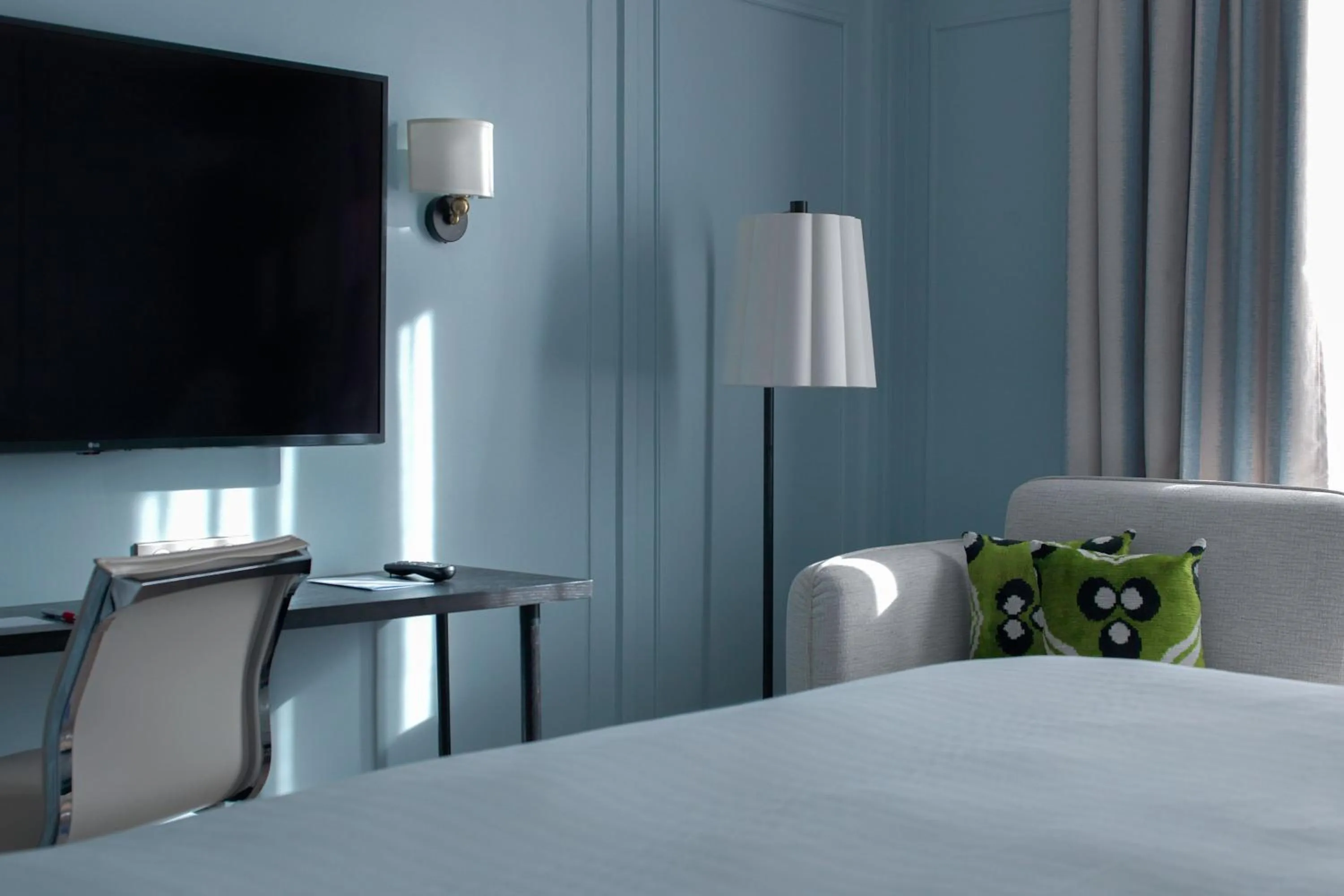 Photo of the whole room, Bed in Paris Marriott Opera Ambassador Hotel