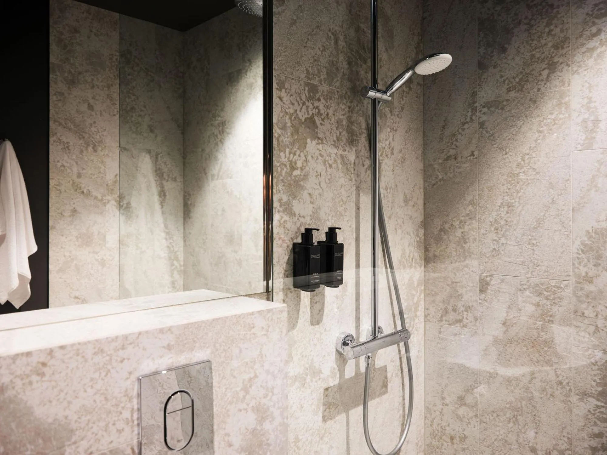 Shower in Hotel Reja, a Member of Design Hotels