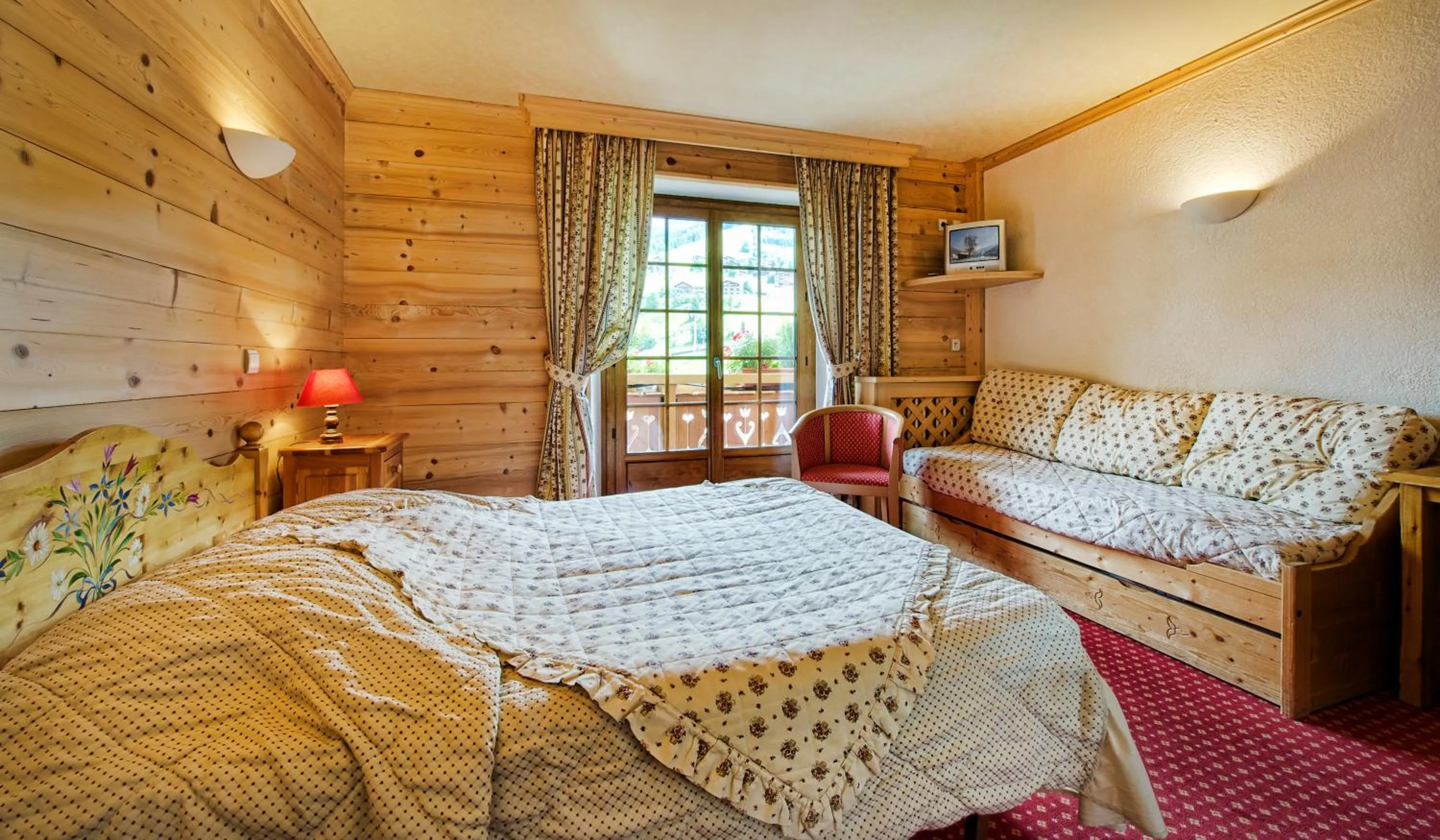 Photo of the whole room, Bed in Hotel les Sapins
