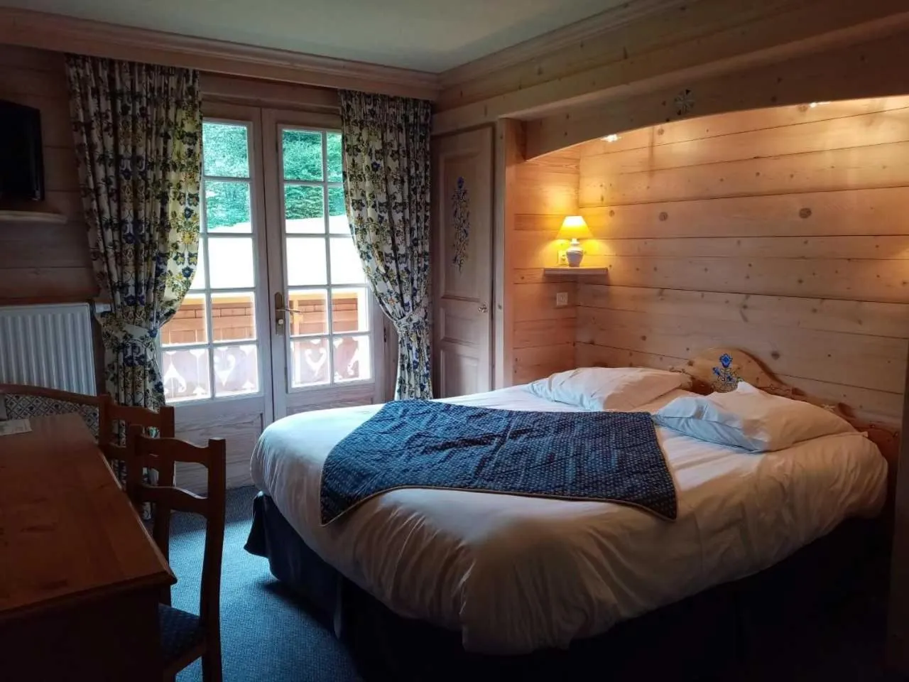 Photo of the whole room, Bed in Hotel les Sapins