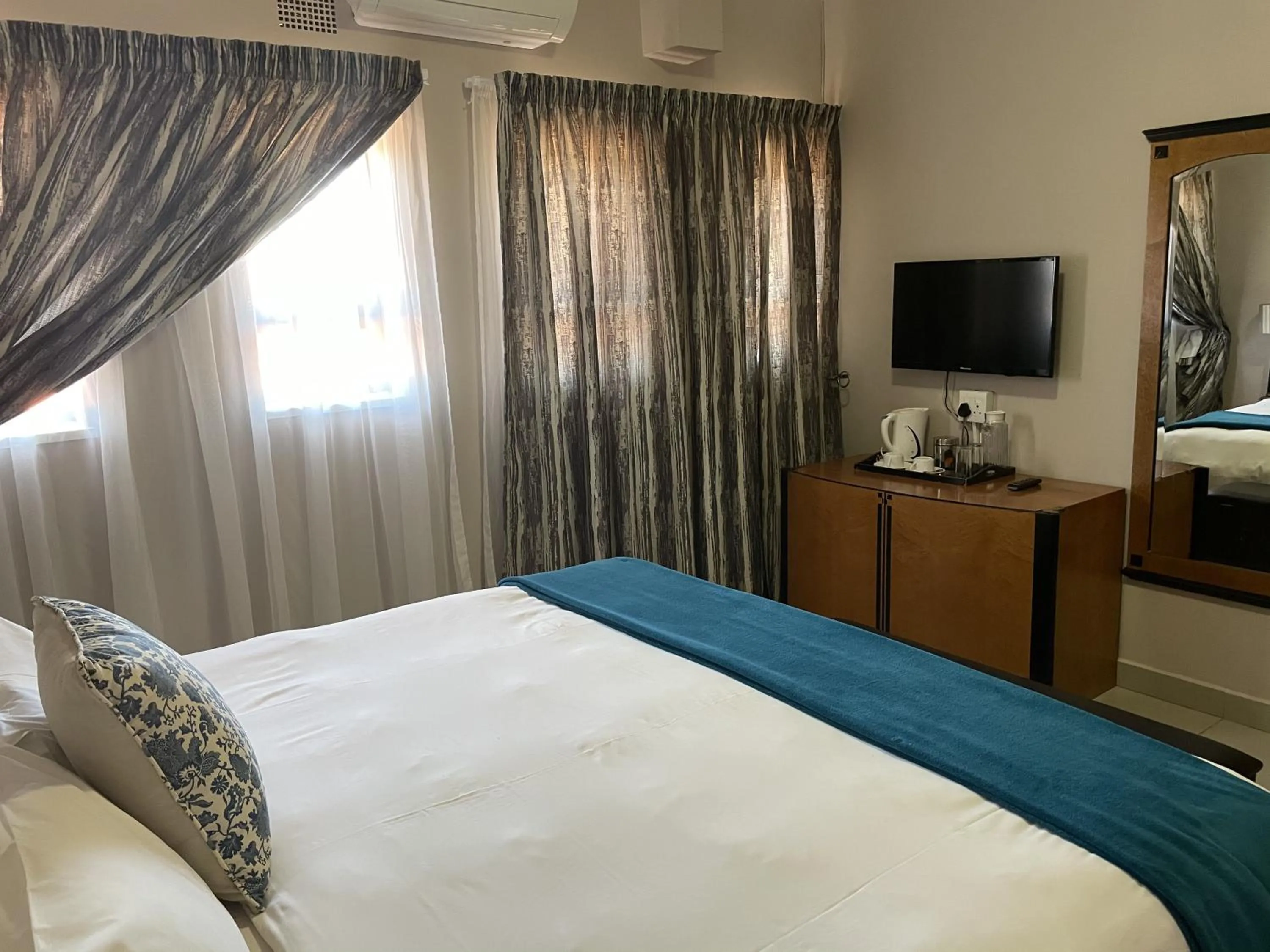 TV and multimedia, Bed in Ngwenya Hotel & Conference Centre
