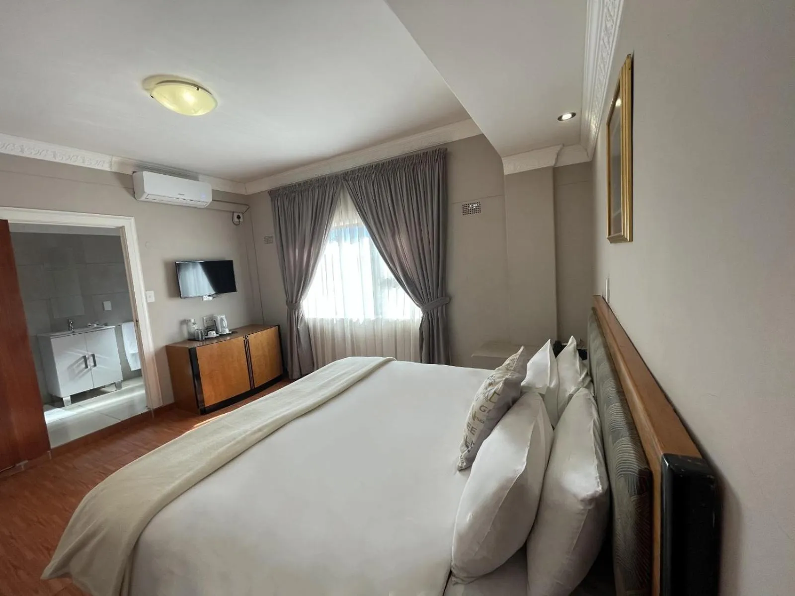 Bed in Ngwenya Hotel & Conference Centre