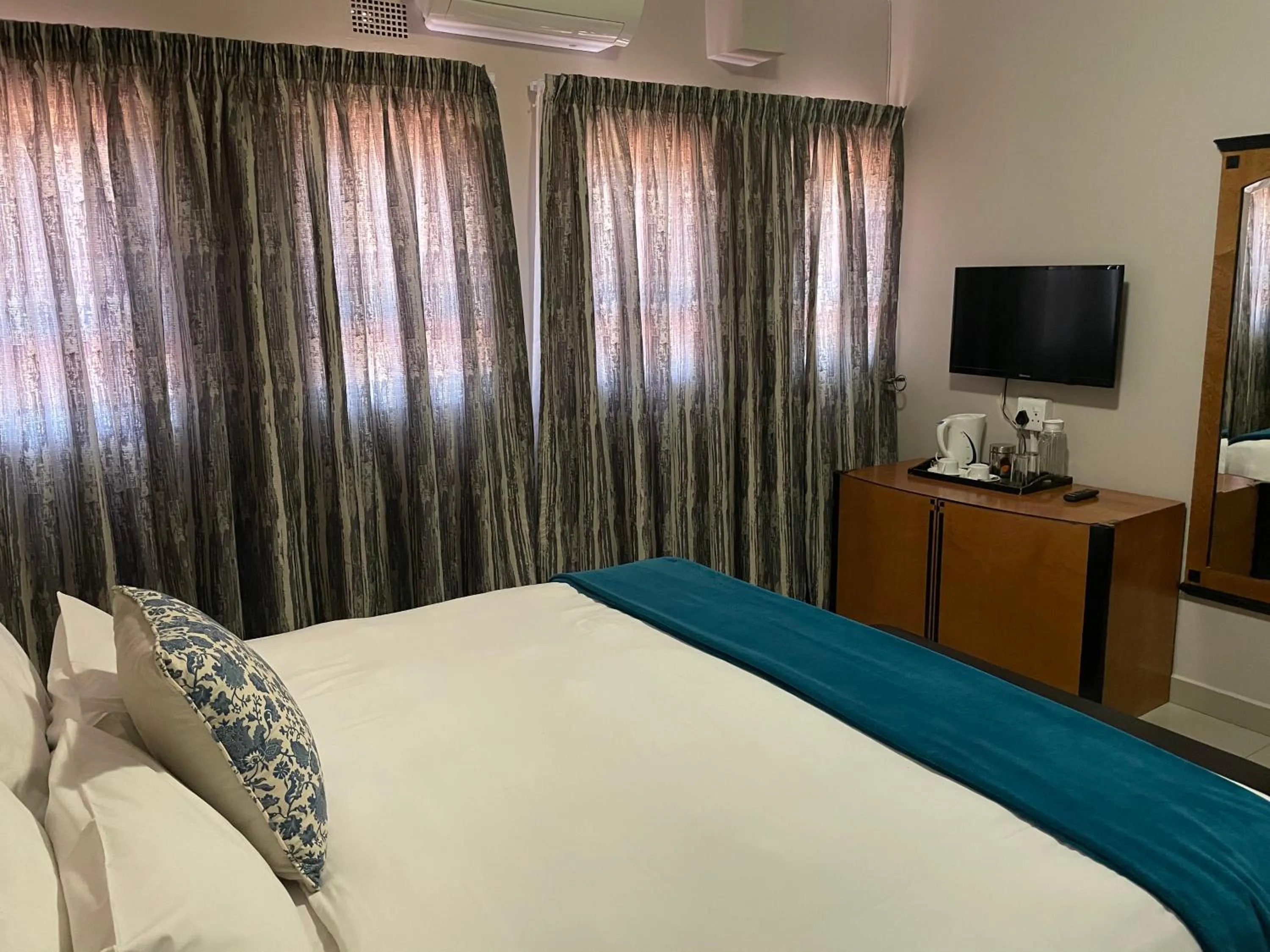 Bedroom, Bed in Ngwenya Hotel & Conference Centre