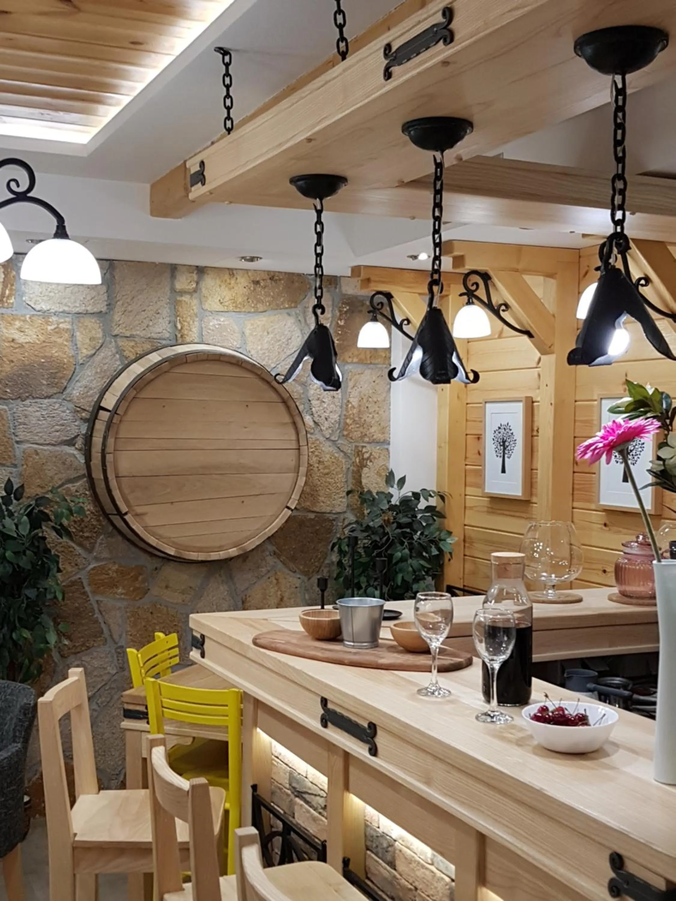 Food and drinks in Villa Natural Wood