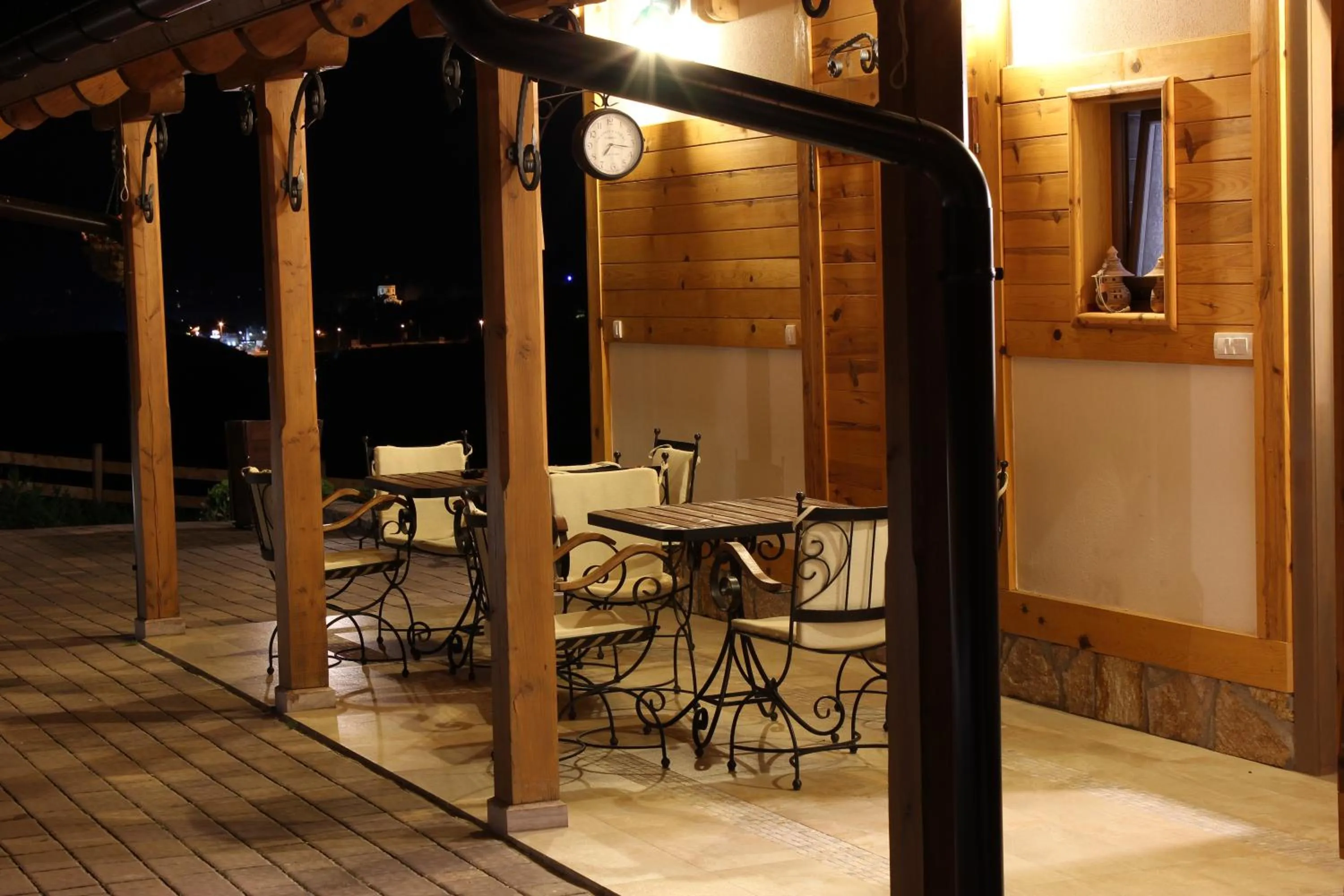 Decorative detail in Villa Natural Wood