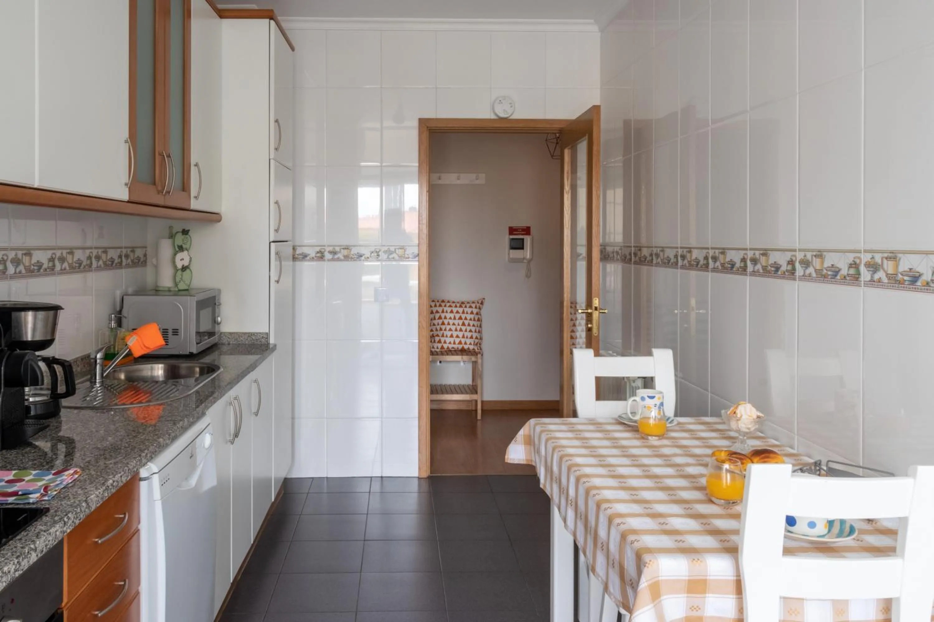 Kitchen or kitchenette in Madalena Beach Apartment by MP