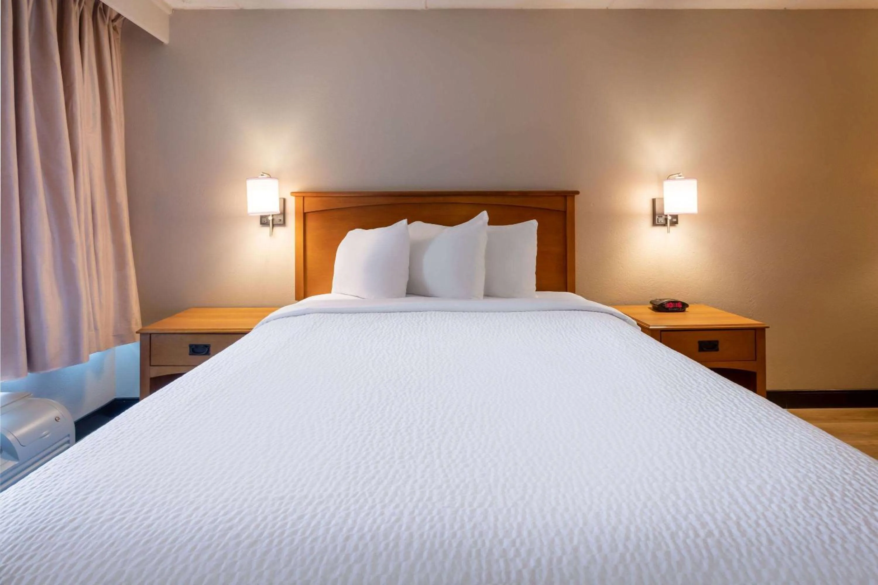 Photo of the whole room, Bed in Days Inn by Wyndham Birch Run