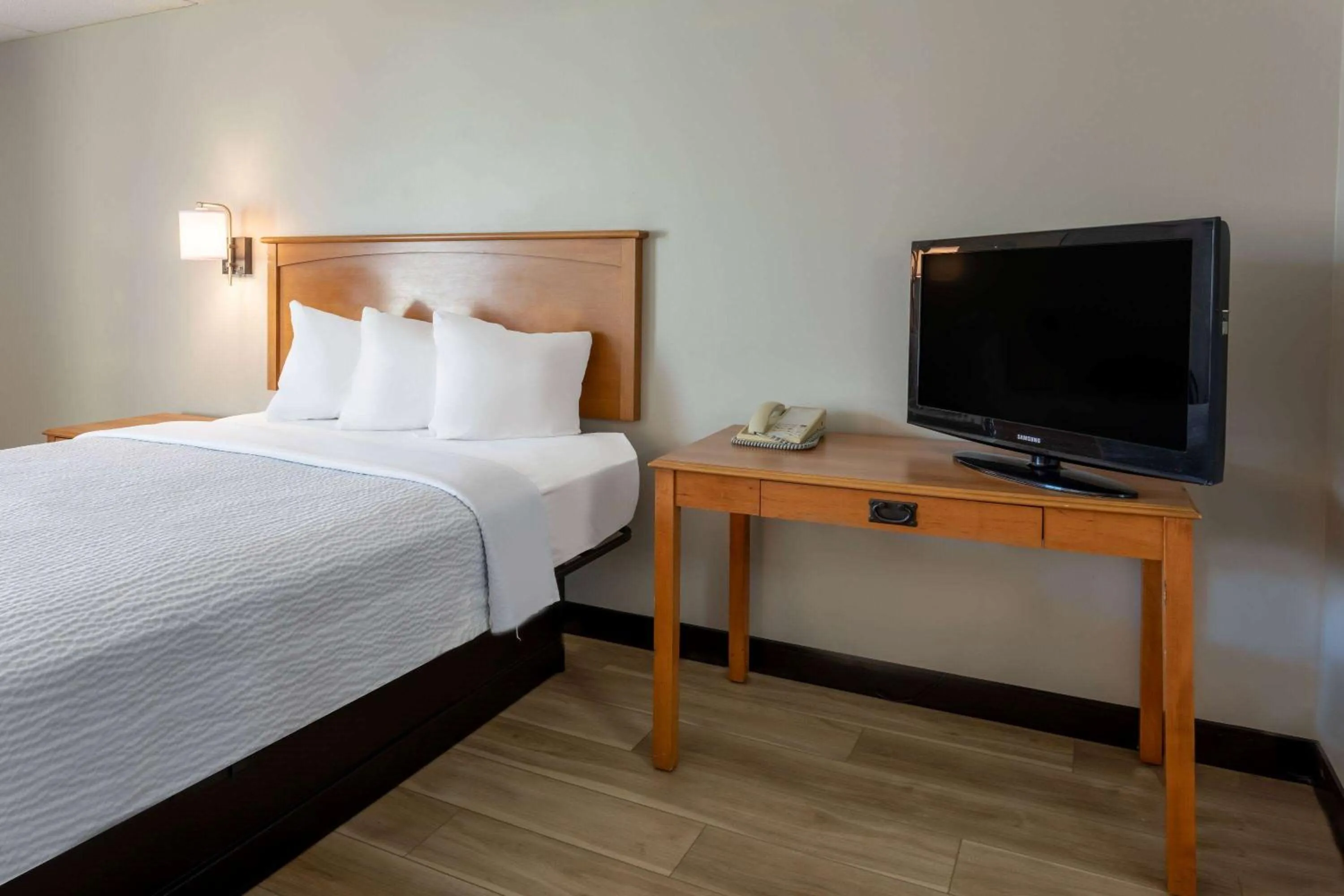 Photo of the whole room, Bed in Days Inn by Wyndham Birch Run