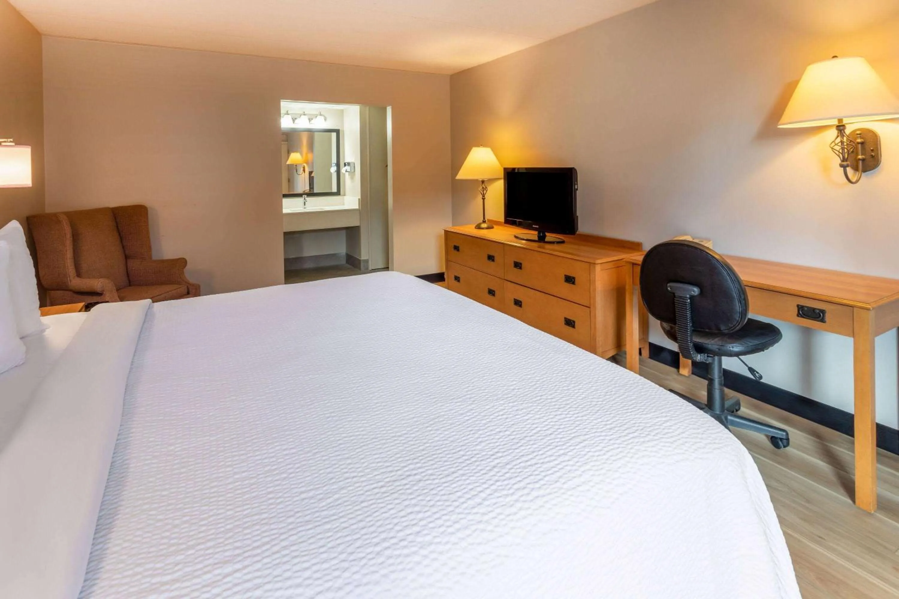 Photo of the whole room, Bed in Days Inn by Wyndham Birch Run