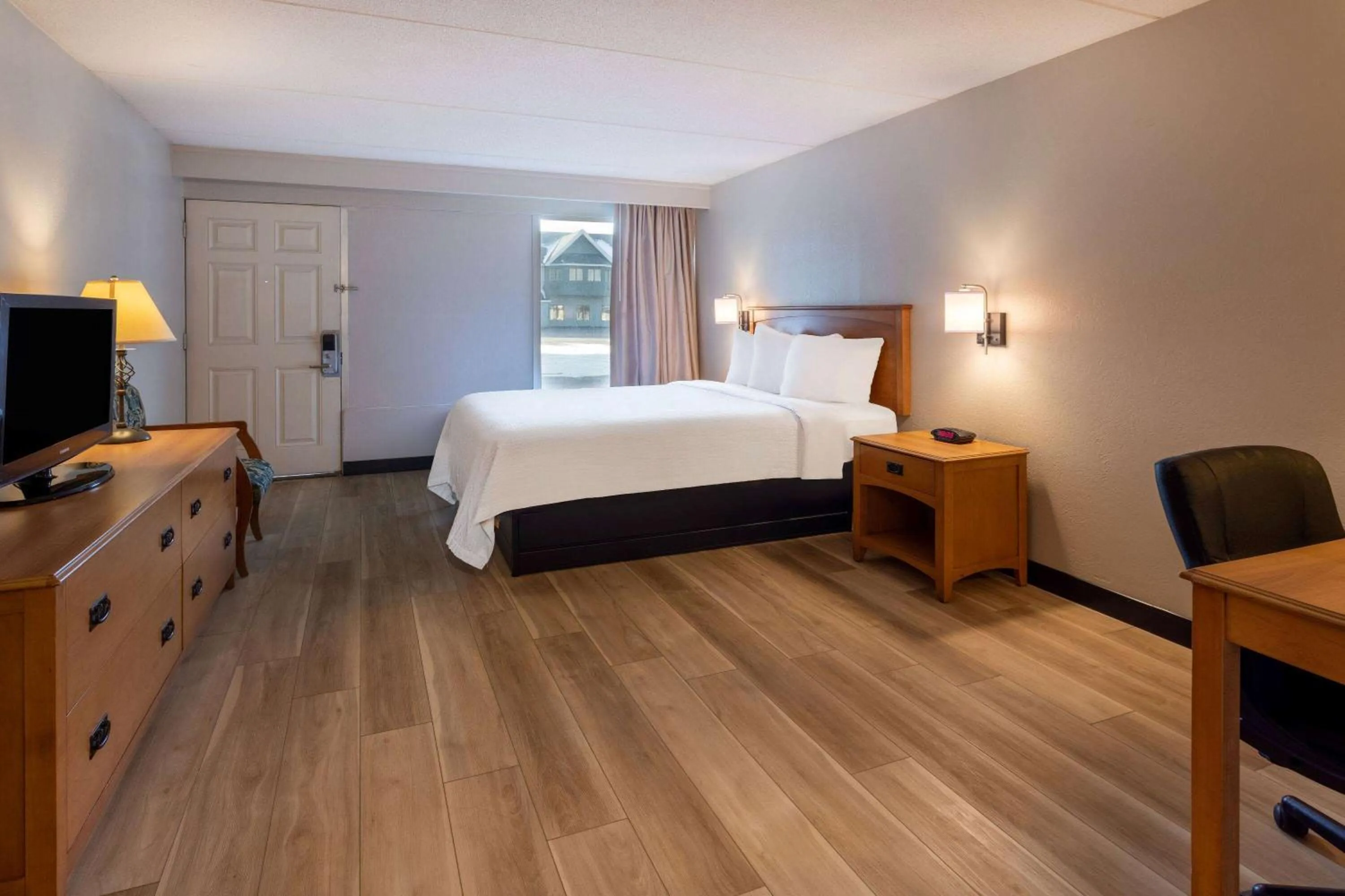 Photo of the whole room, Bed in Days Inn by Wyndham Birch Run