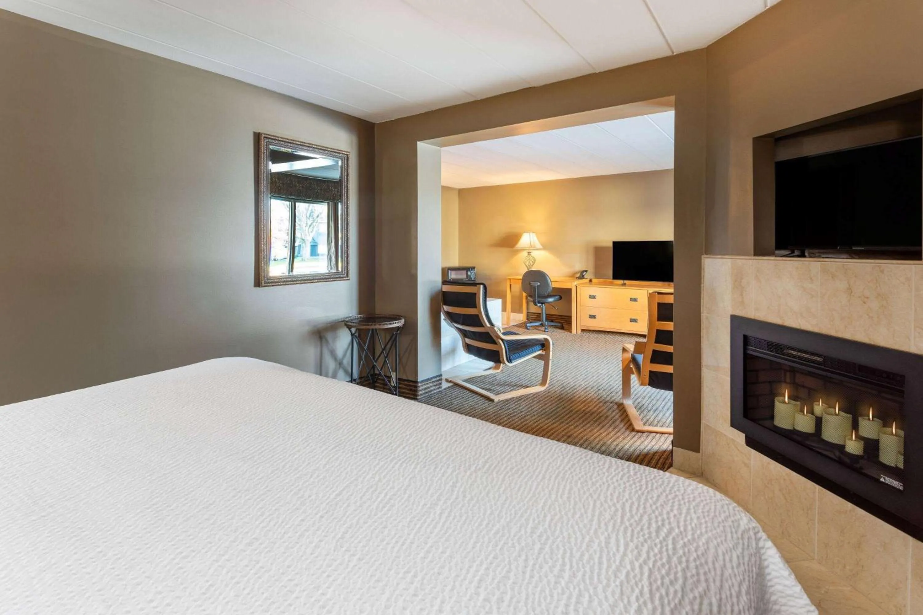 Photo of the whole room, Bed in Days Inn by Wyndham Birch Run