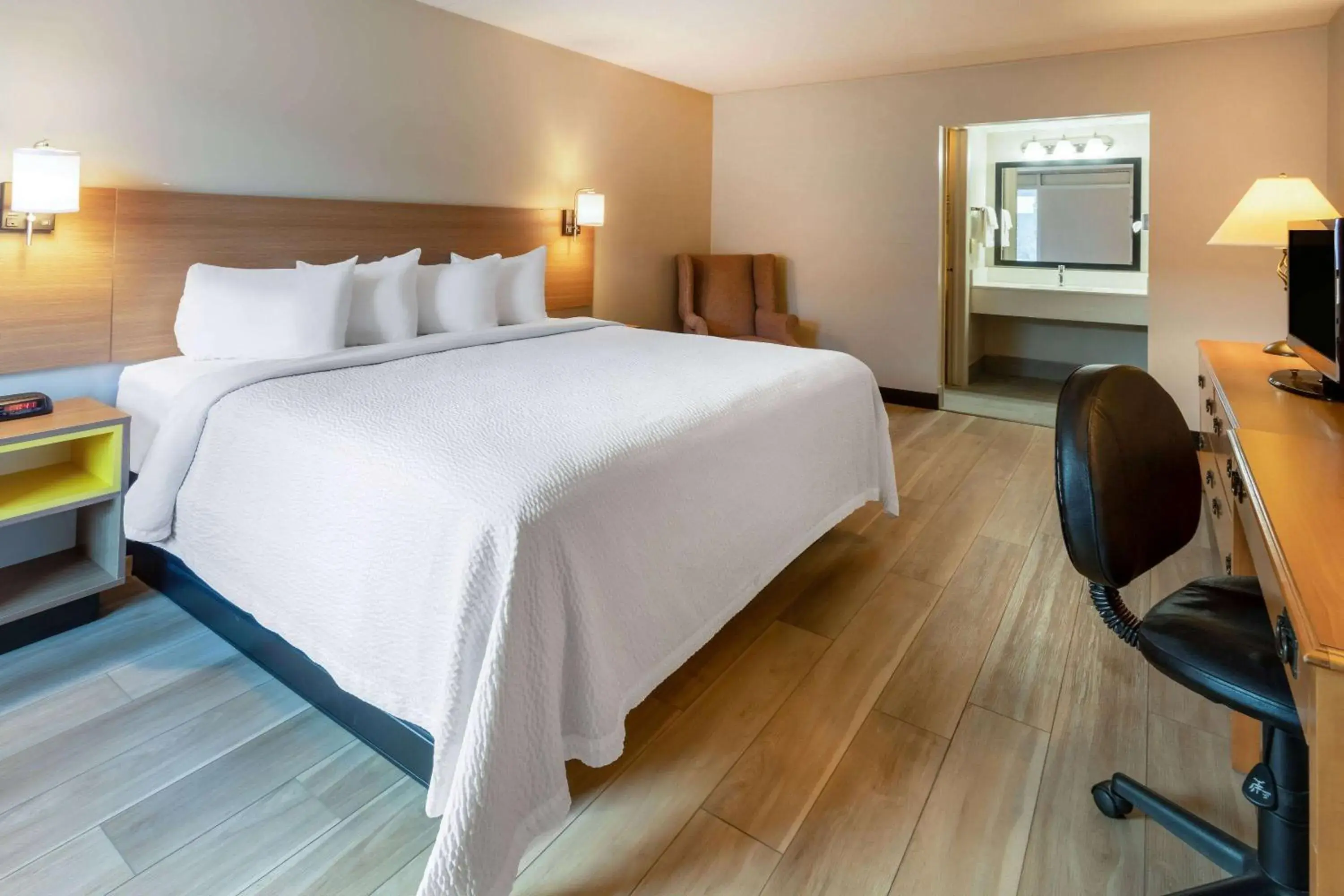 King Room - Non-Smoking in Days Inn by Wyndham Birch Run King Room - Non-Smoking in Days Inn by Wyndham Birch Run