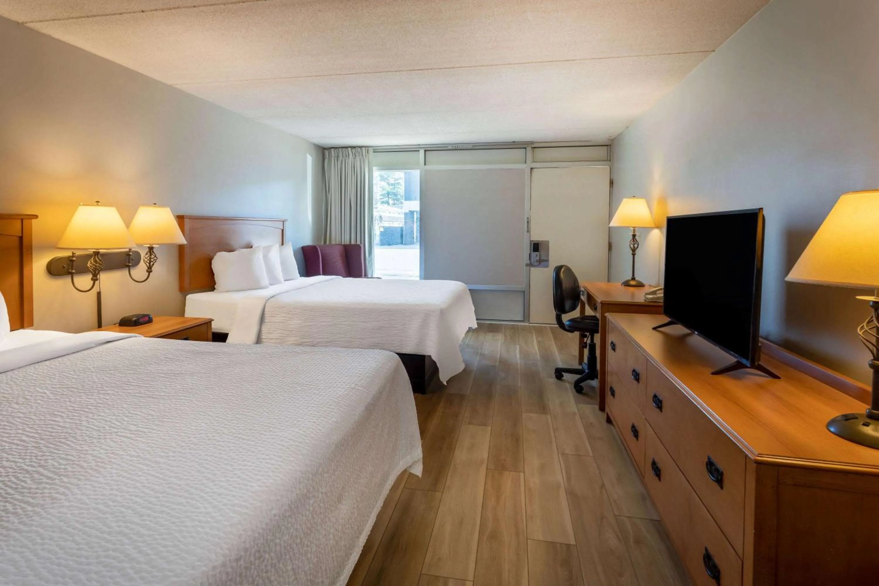 Photo of the whole room, Bed in Days Inn by Wyndham Birch Run