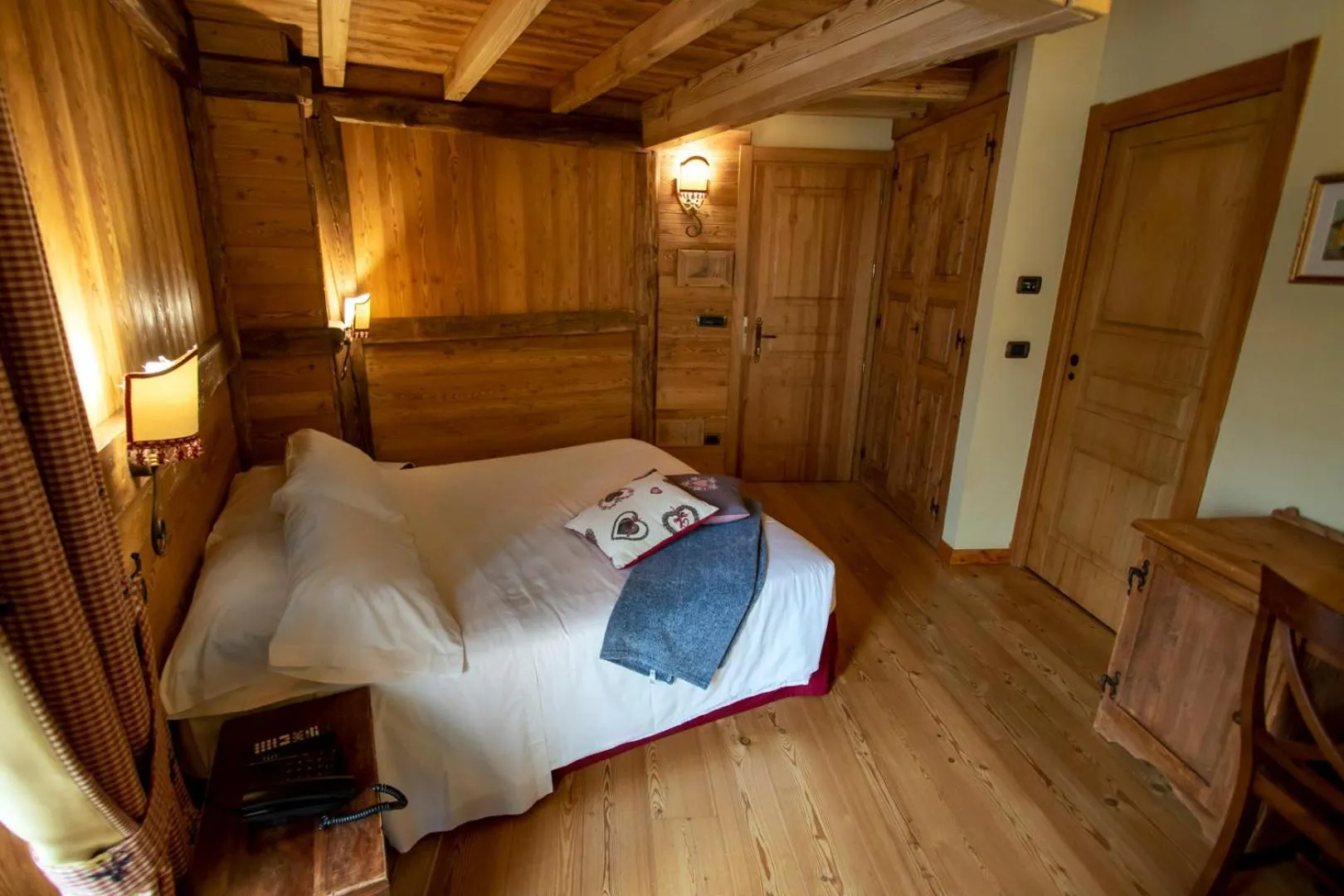 Bed in Laghetto Alpine Hotel & Restaurant