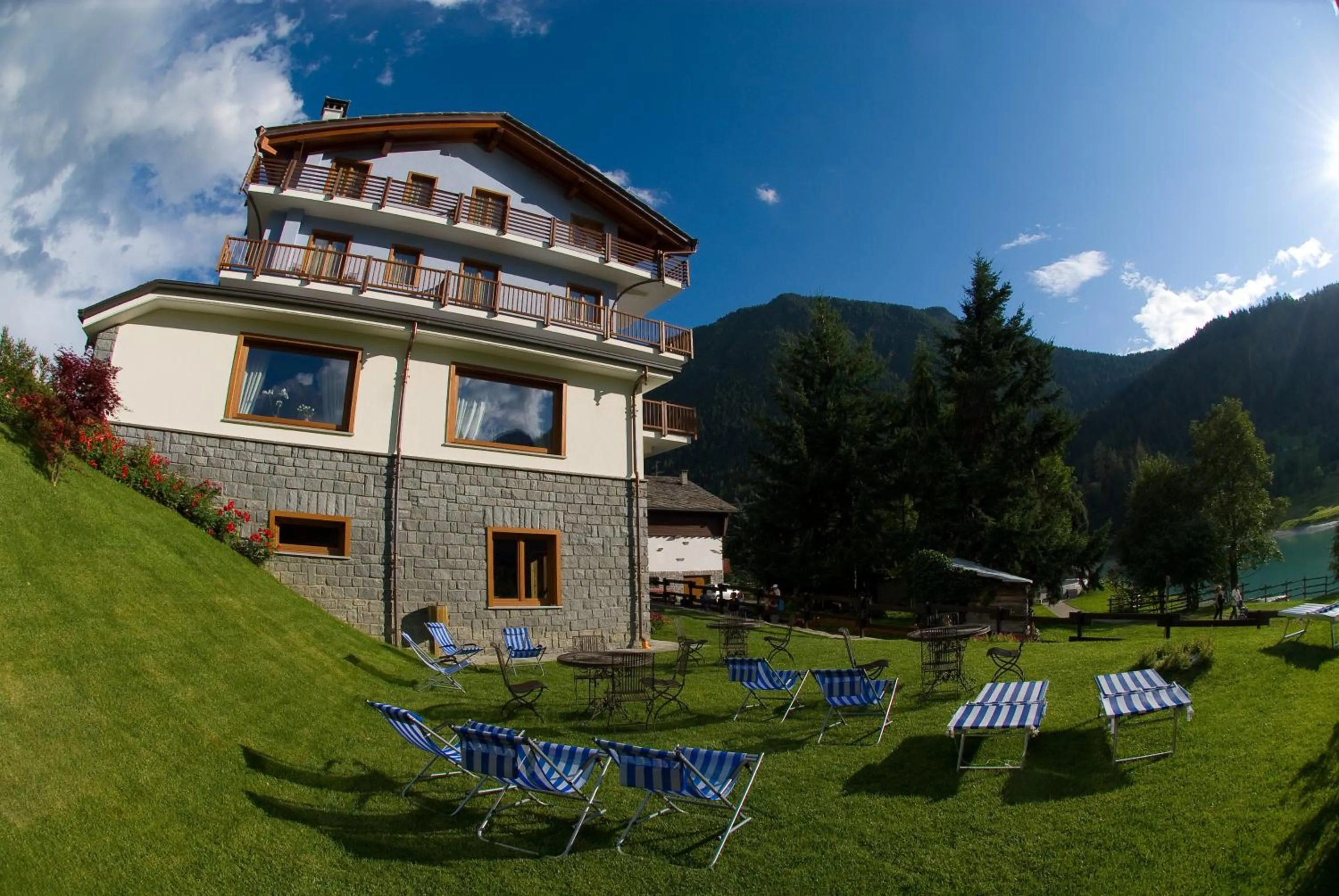 Facade/entrance in Laghetto Alpine Hotel & Restaurant