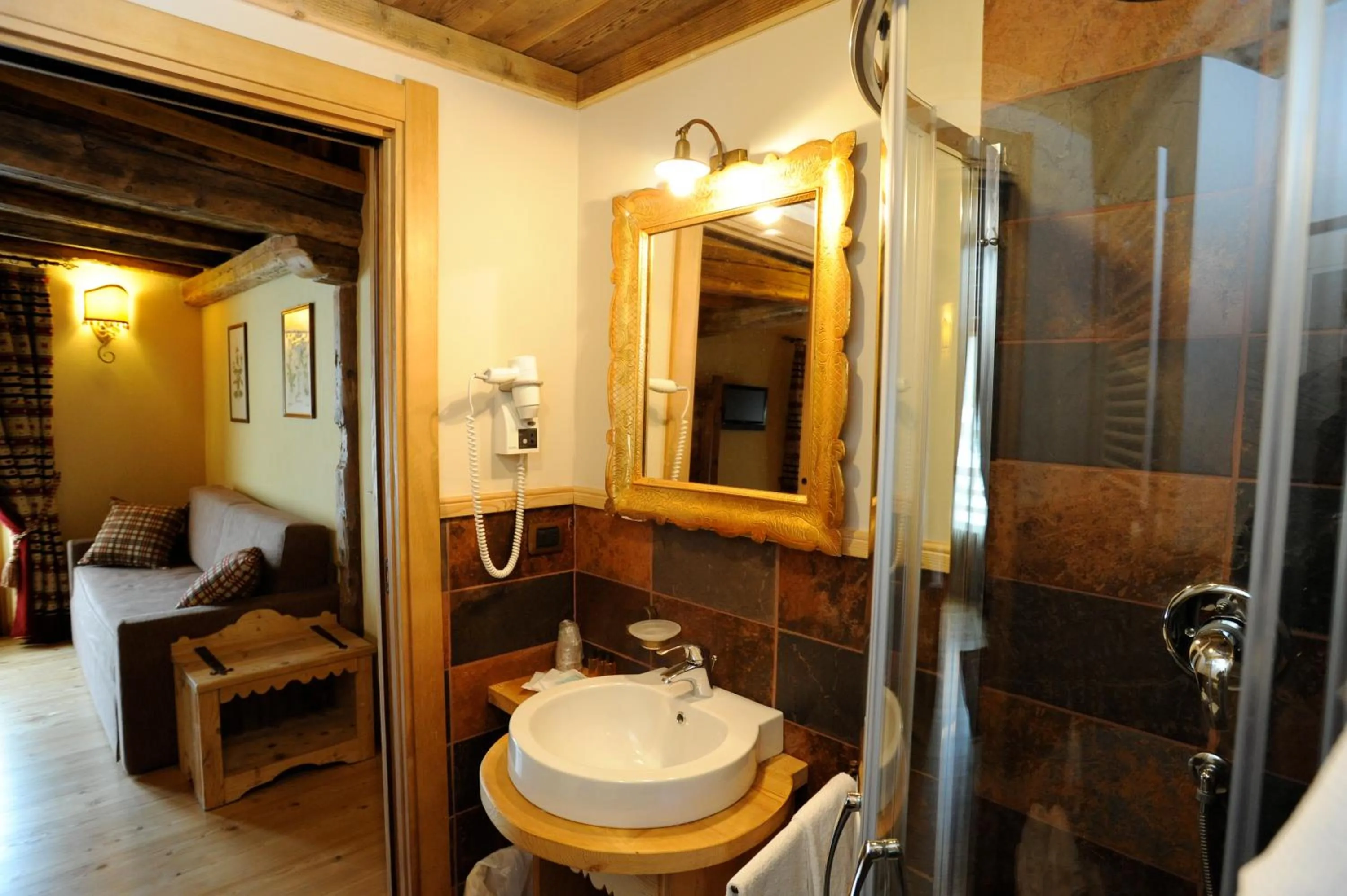 Shower in Laghetto Alpine Hotel & Restaurant