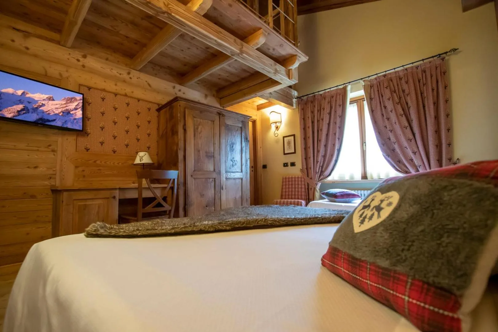 Bed in Laghetto Alpine Hotel & Restaurant