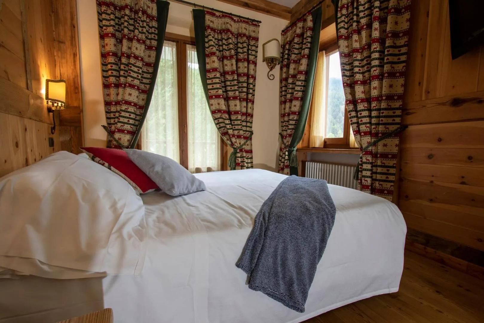 Bed in Laghetto Alpine Hotel & Restaurant
