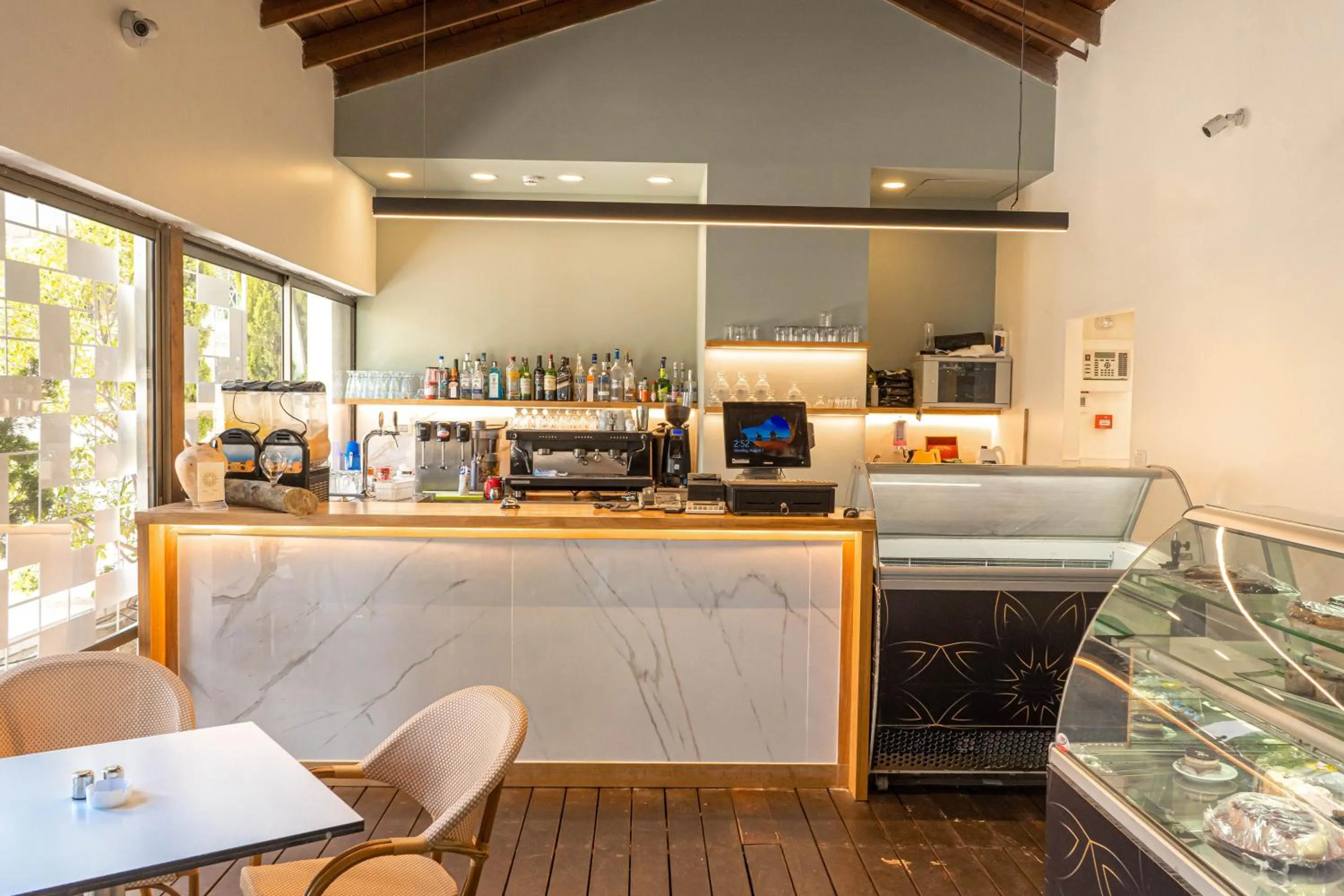 Restaurant/places to eat in Legacy Hotel