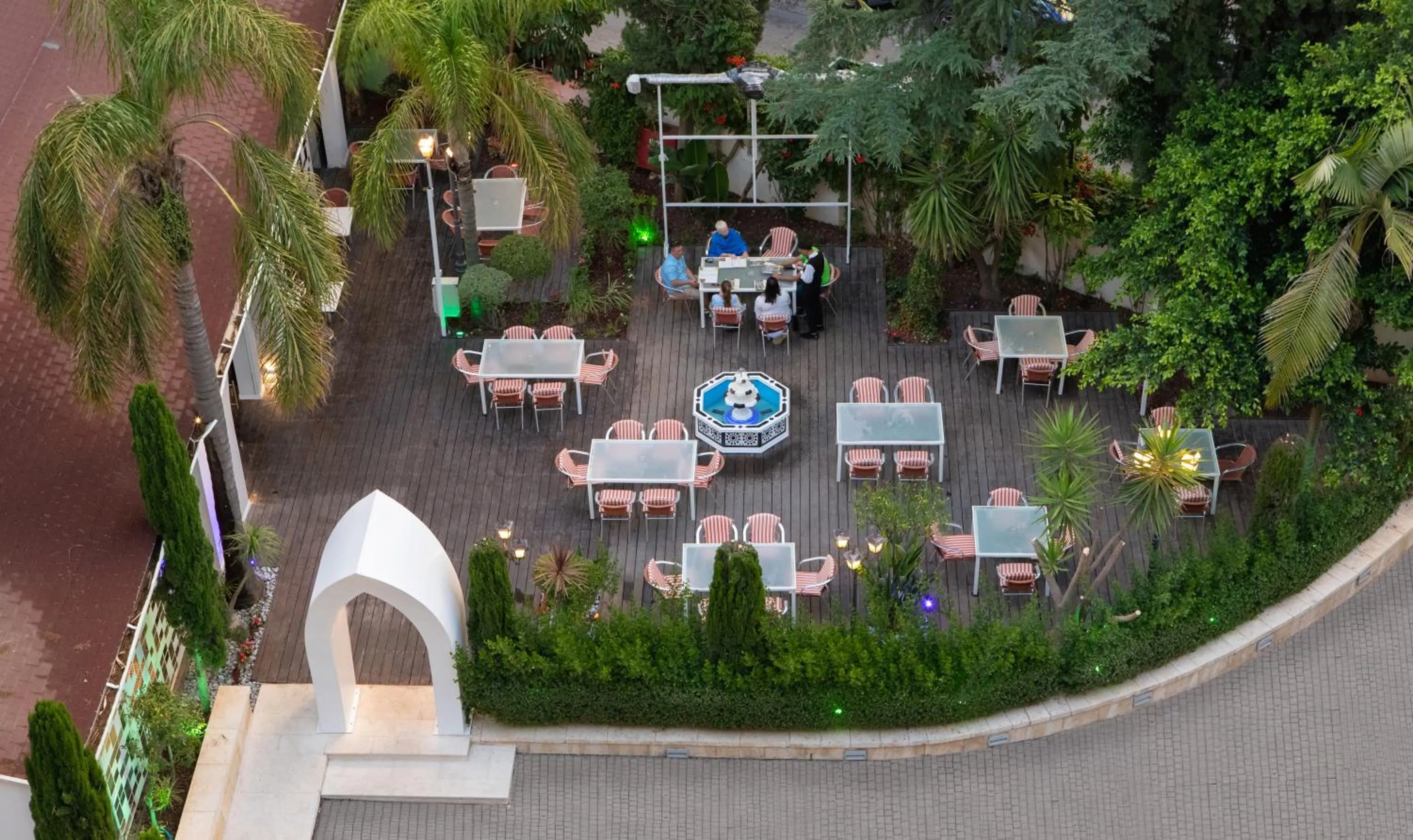 Restaurant/places to eat in Legacy Hotel