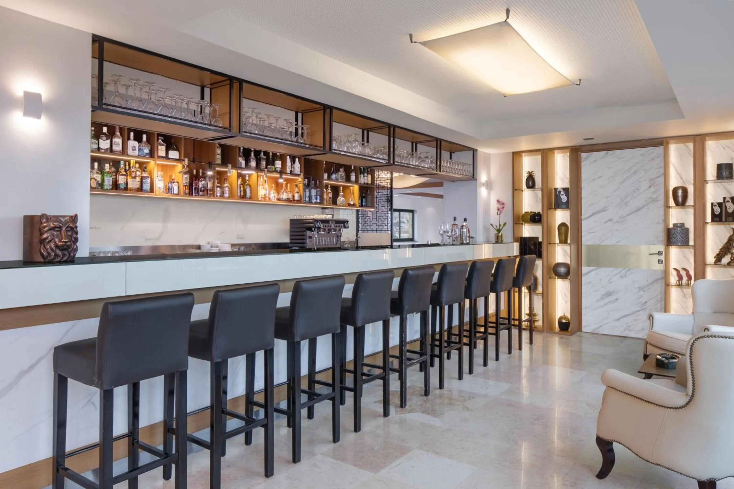 Restaurant/places to eat in Legacy Hotel