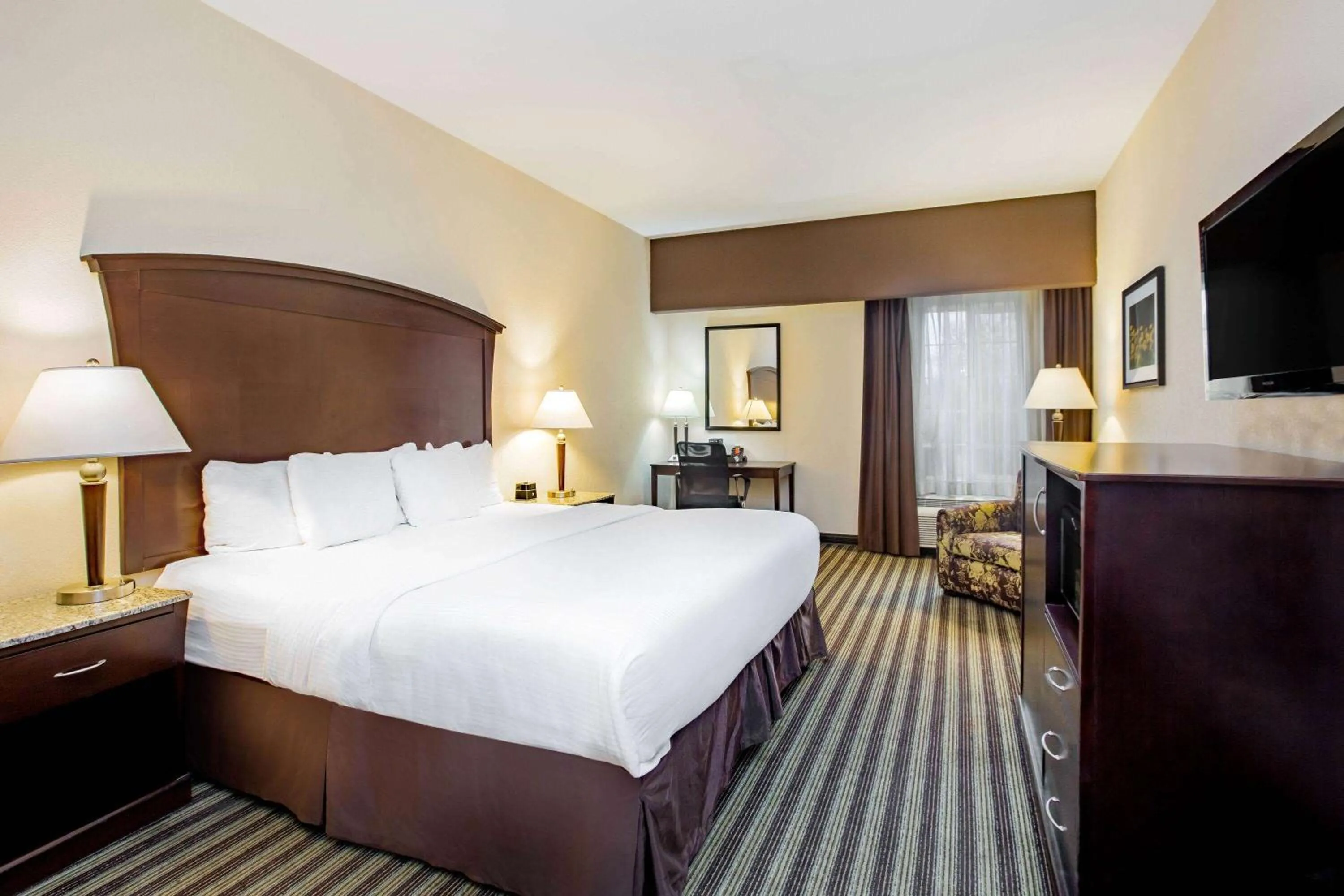 Photo of the whole room, Bed in La Quinta by Wyndham Fowler