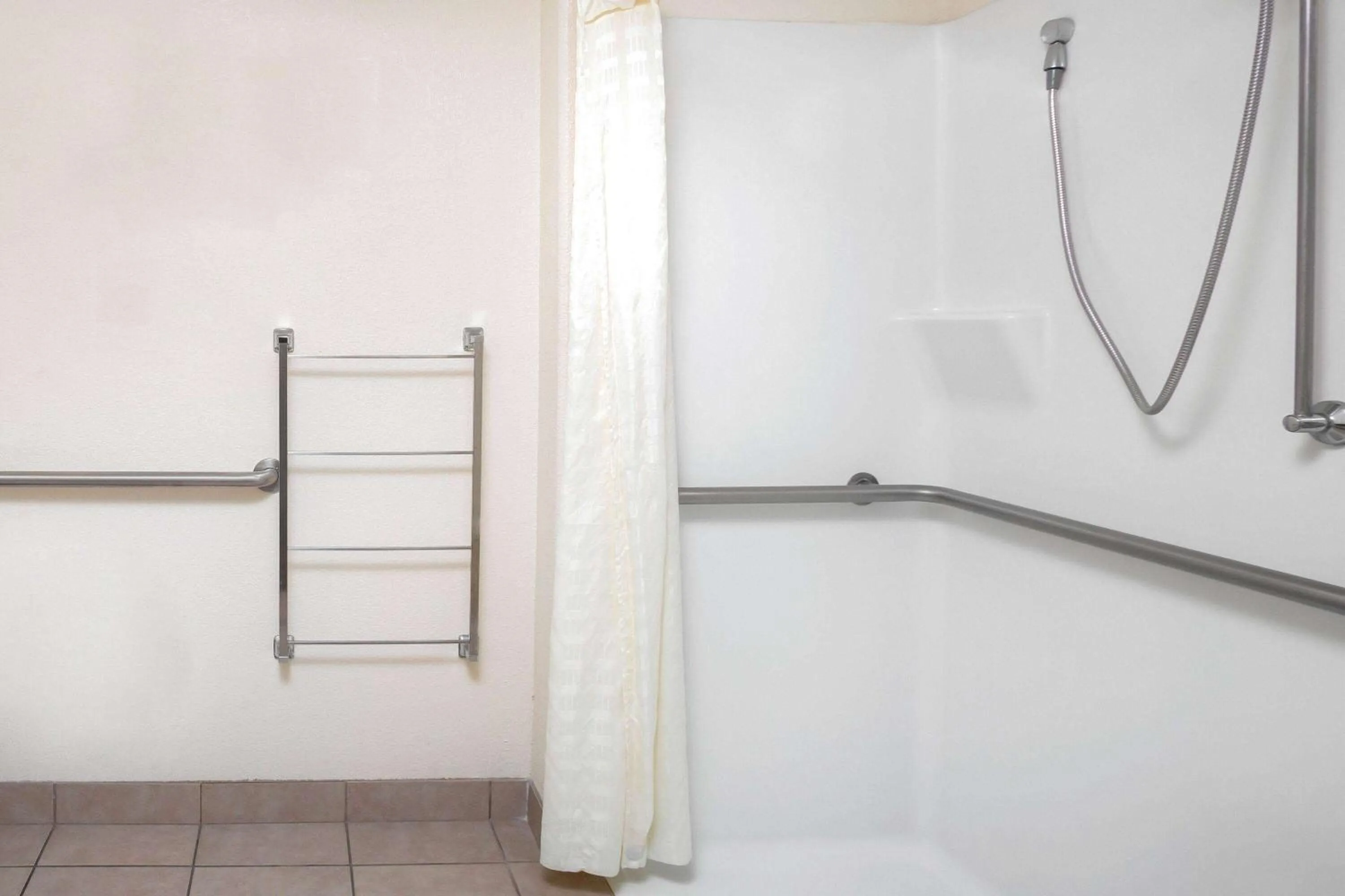 Shower in La Quinta by Wyndham Fowler