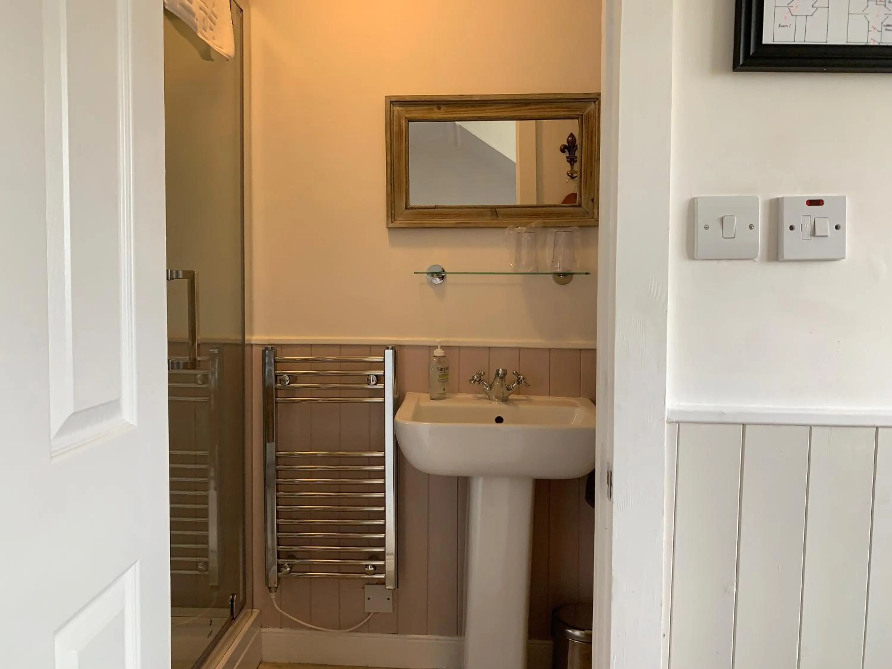 Shower in Dupplin152 bed and breakfast