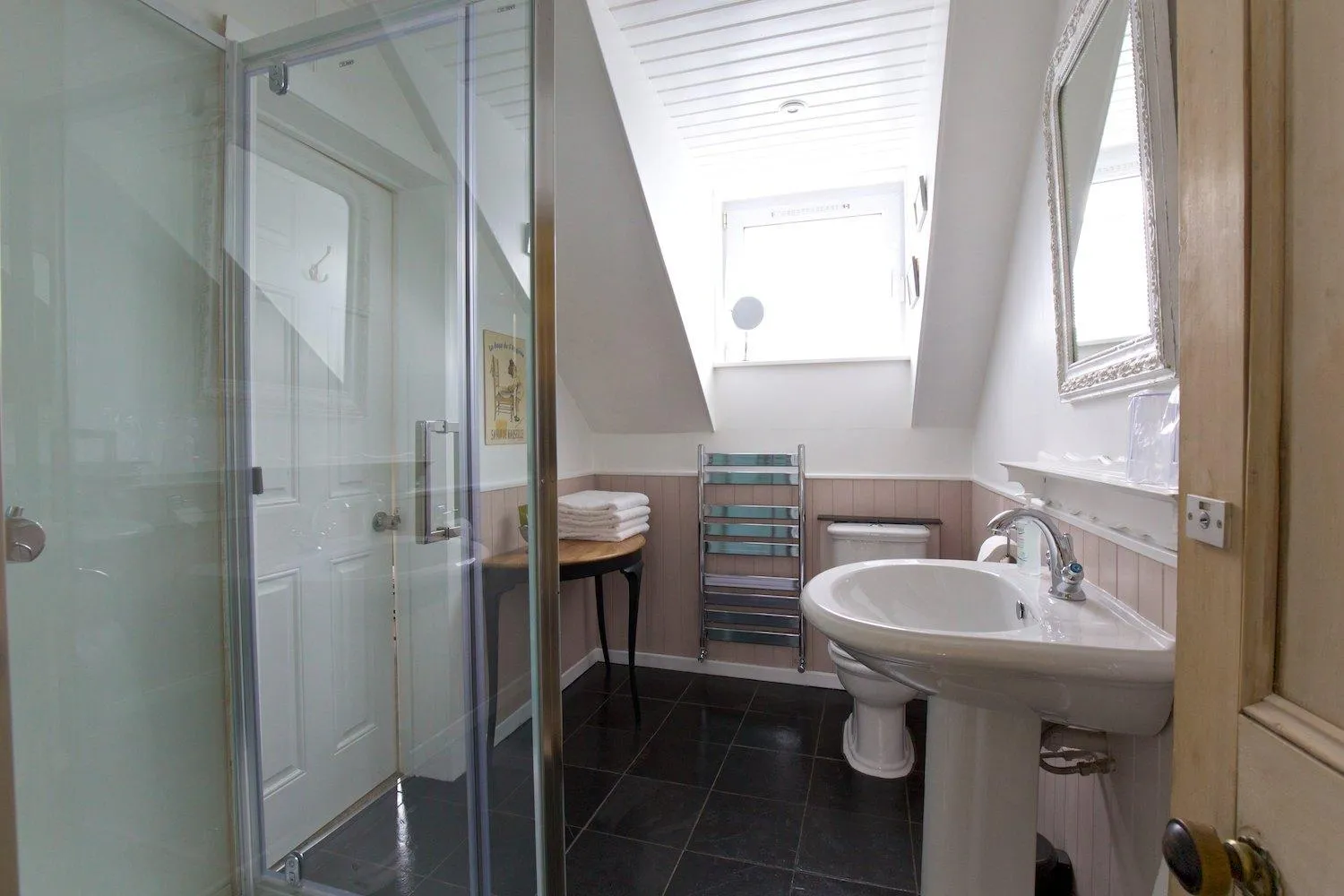 Shower in Dupplin152 bed and breakfast