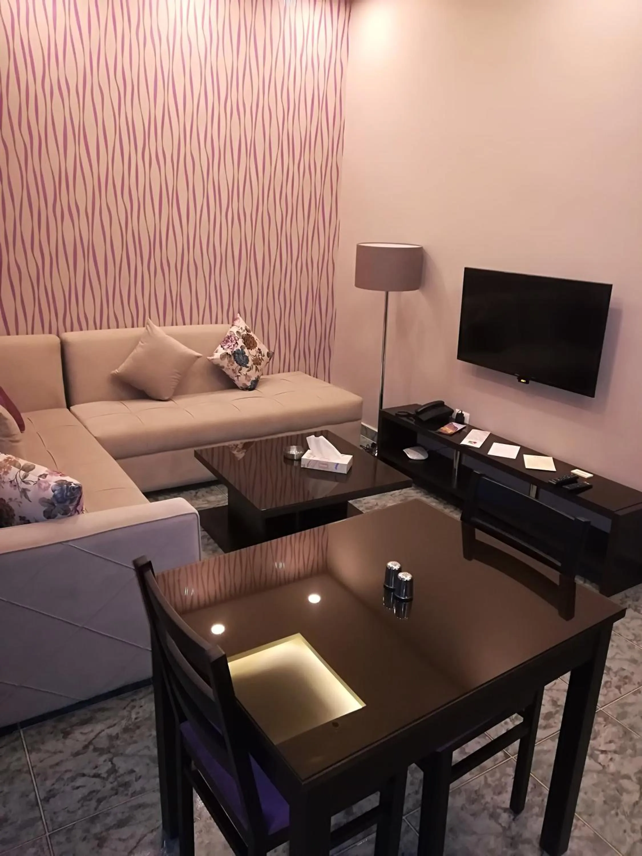 Living room in Shams Alweibdeh Hotel Apartments
