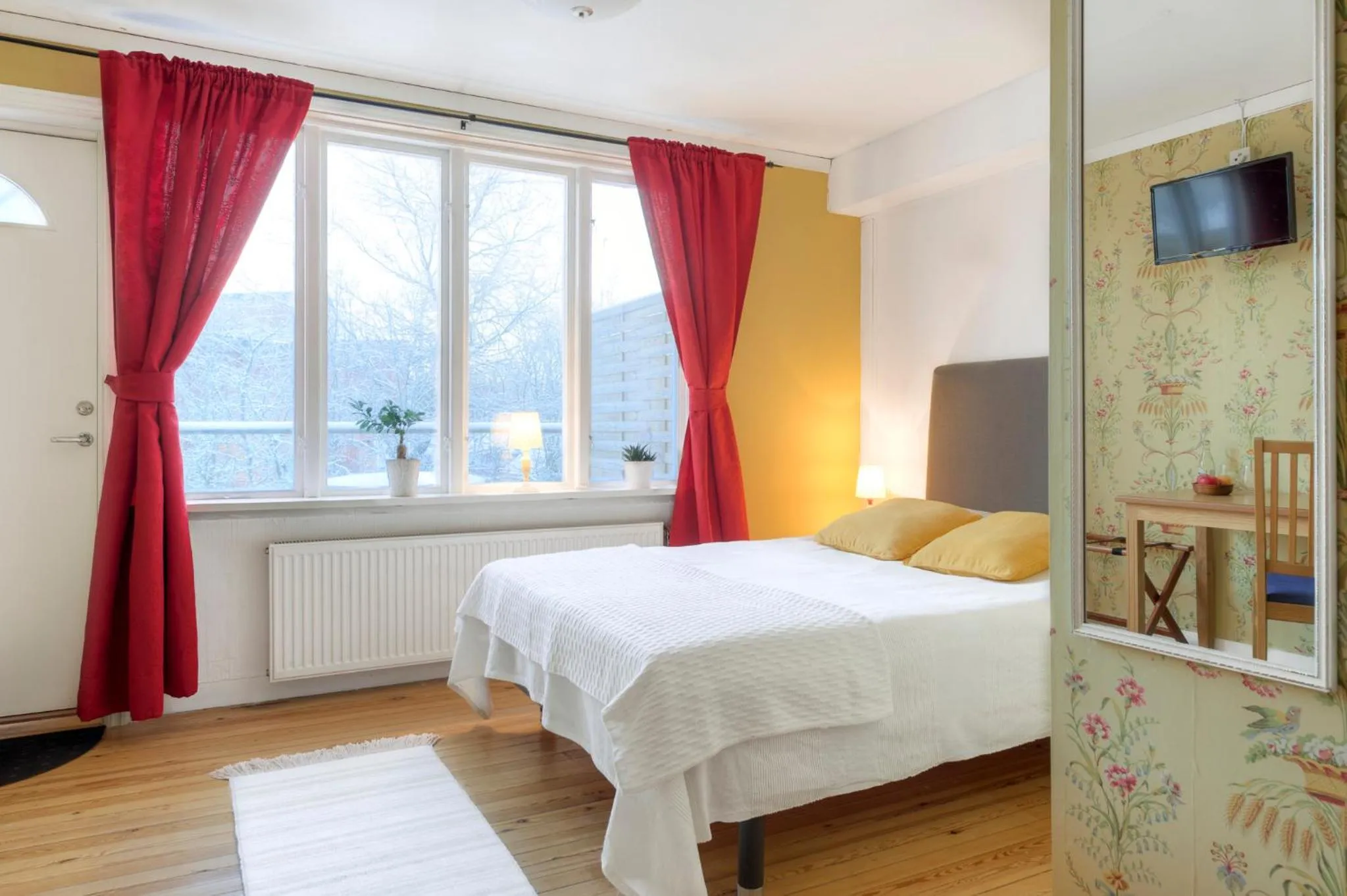 Day, Bed in Villa Bro