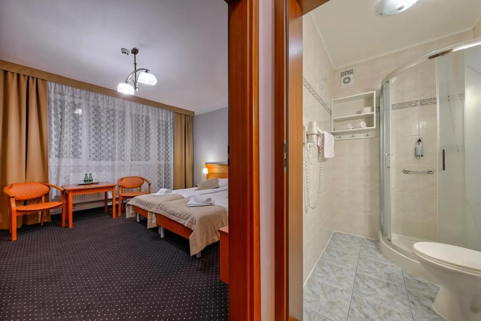 Bathroom, Bed in Hotel Wodnik Twój Hotel z widokiem na morze