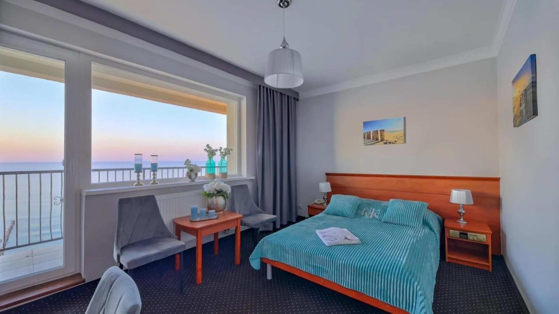 Bed in Hotel Wodnik Twój Hotel z widokiem na morze