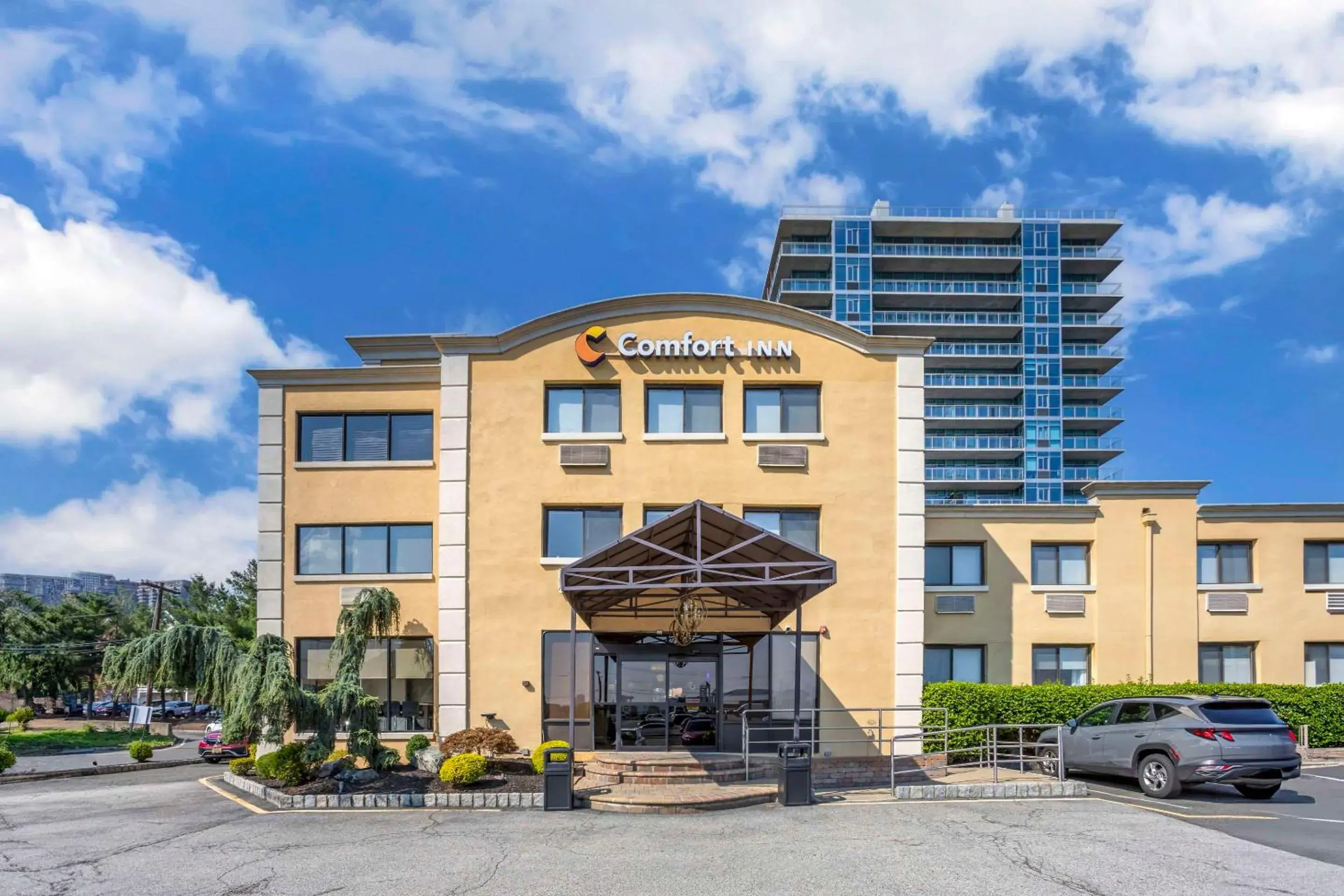 Property building in Comfort Inn Edgewater on Hudson River Property building in Comfort Inn Edgewater on Hudson River