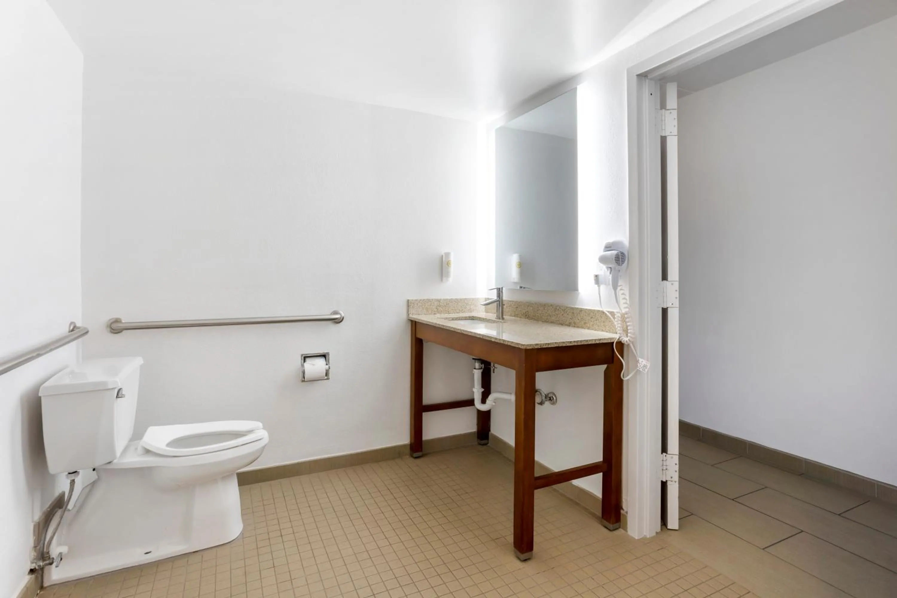 Bathroom in Comfort Inn Edgewater on Hudson River