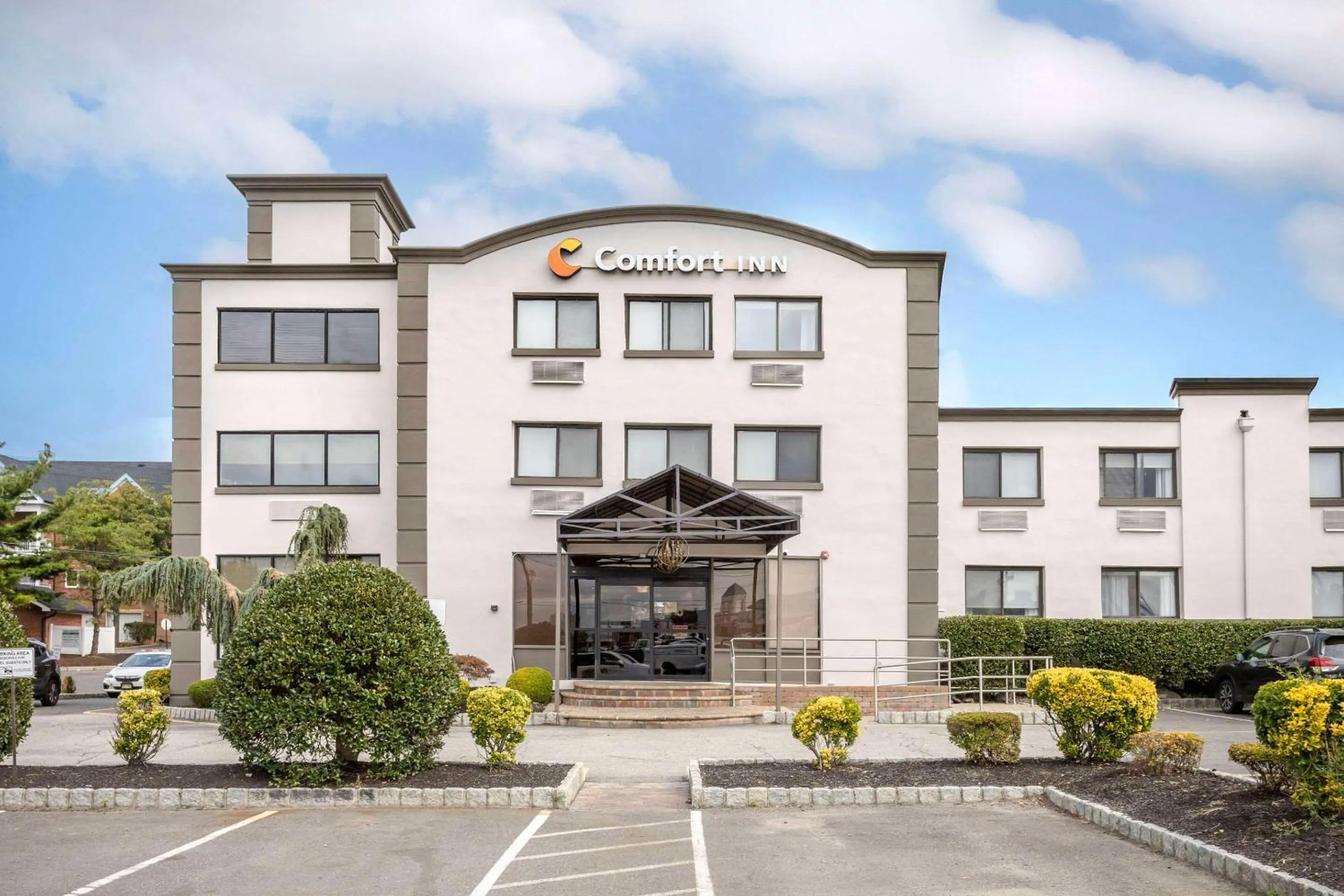 Property building in Comfort Inn Edgewater on Hudson River