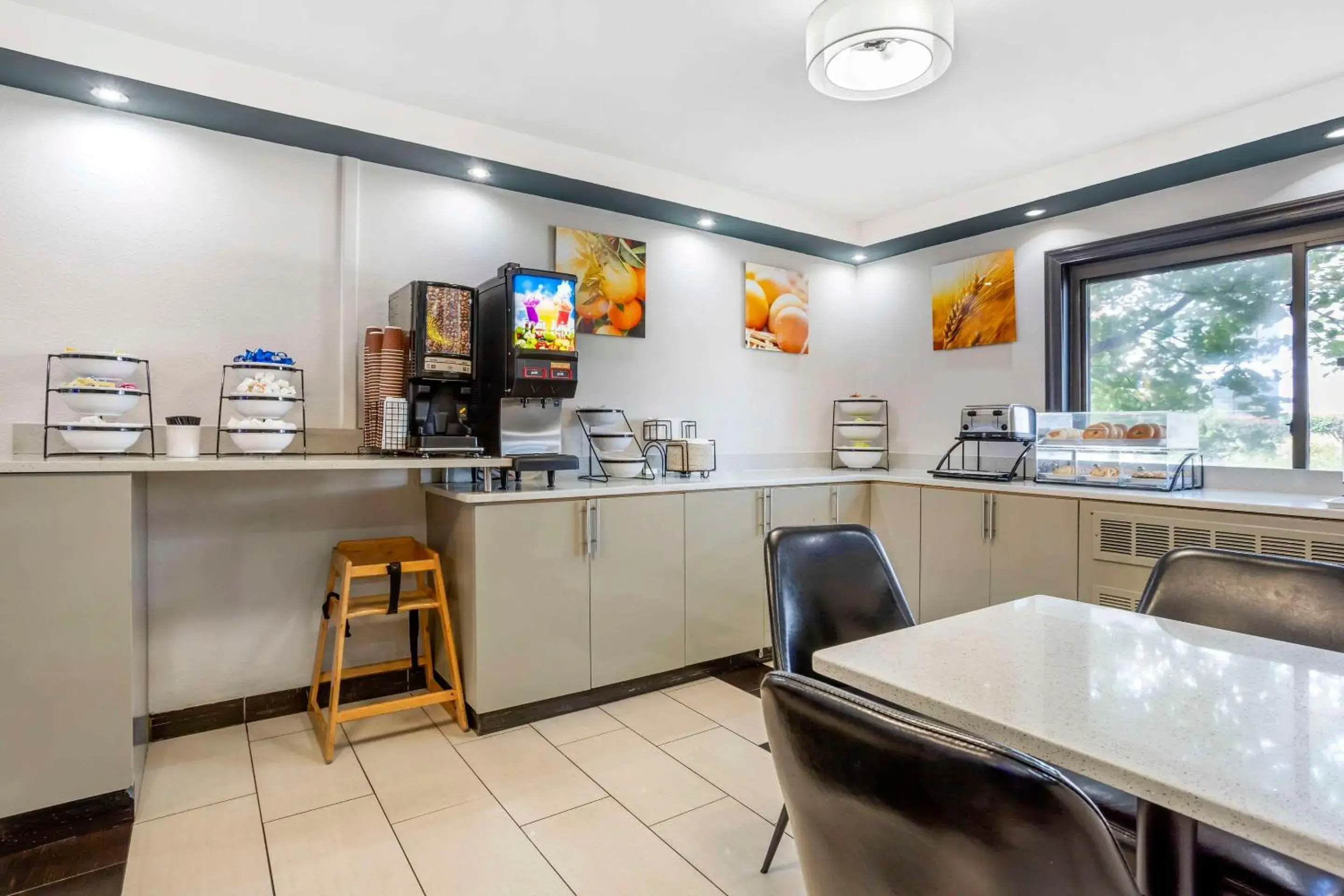 Breakfast in Comfort Inn Edgewater on Hudson River Breakfast in Comfort Inn Edgewater on Hudson River