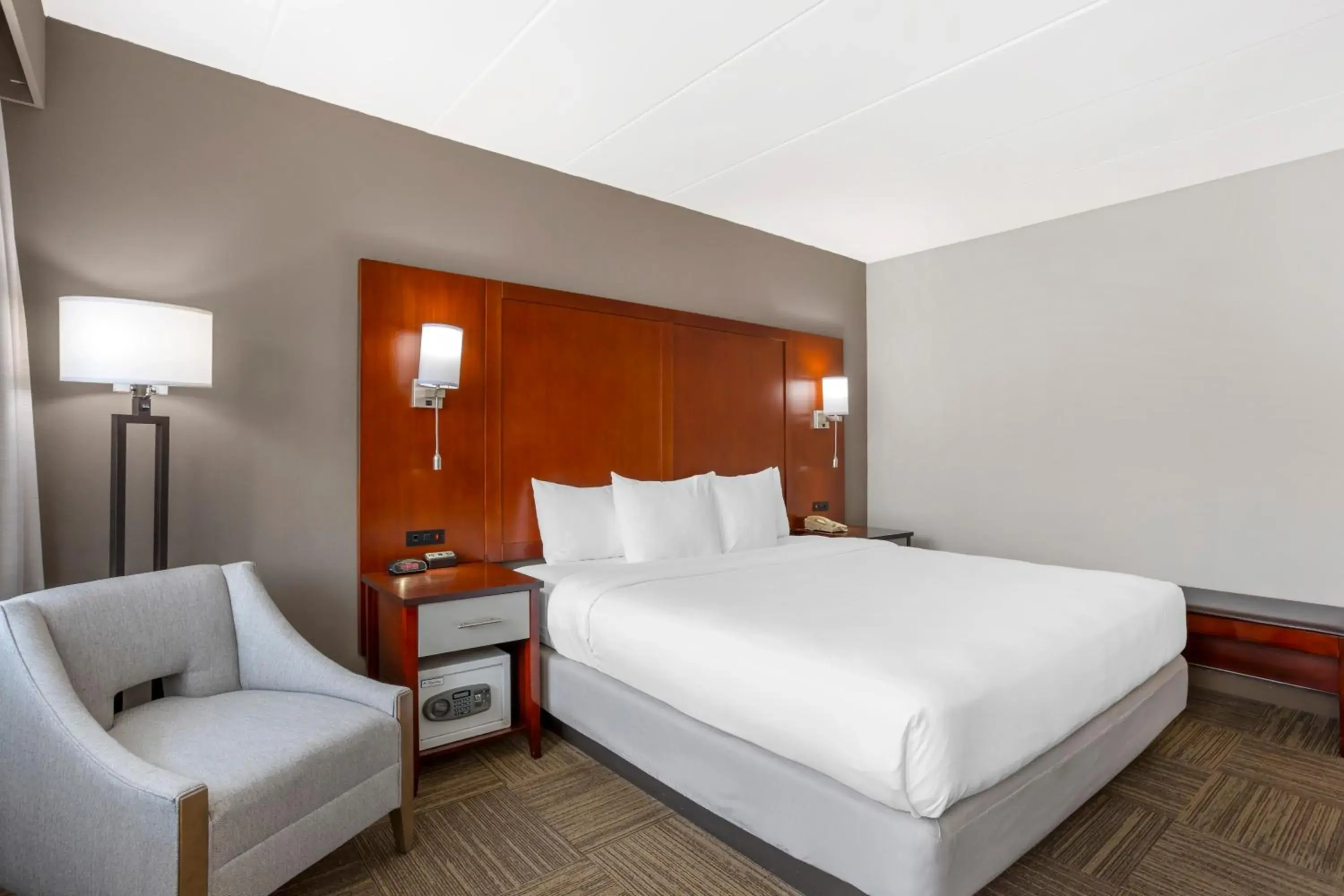 Bedroom, Bed in Comfort Inn Edgewater on Hudson River Bedroom, Bed in Comfort Inn Edgewater on Hudson River