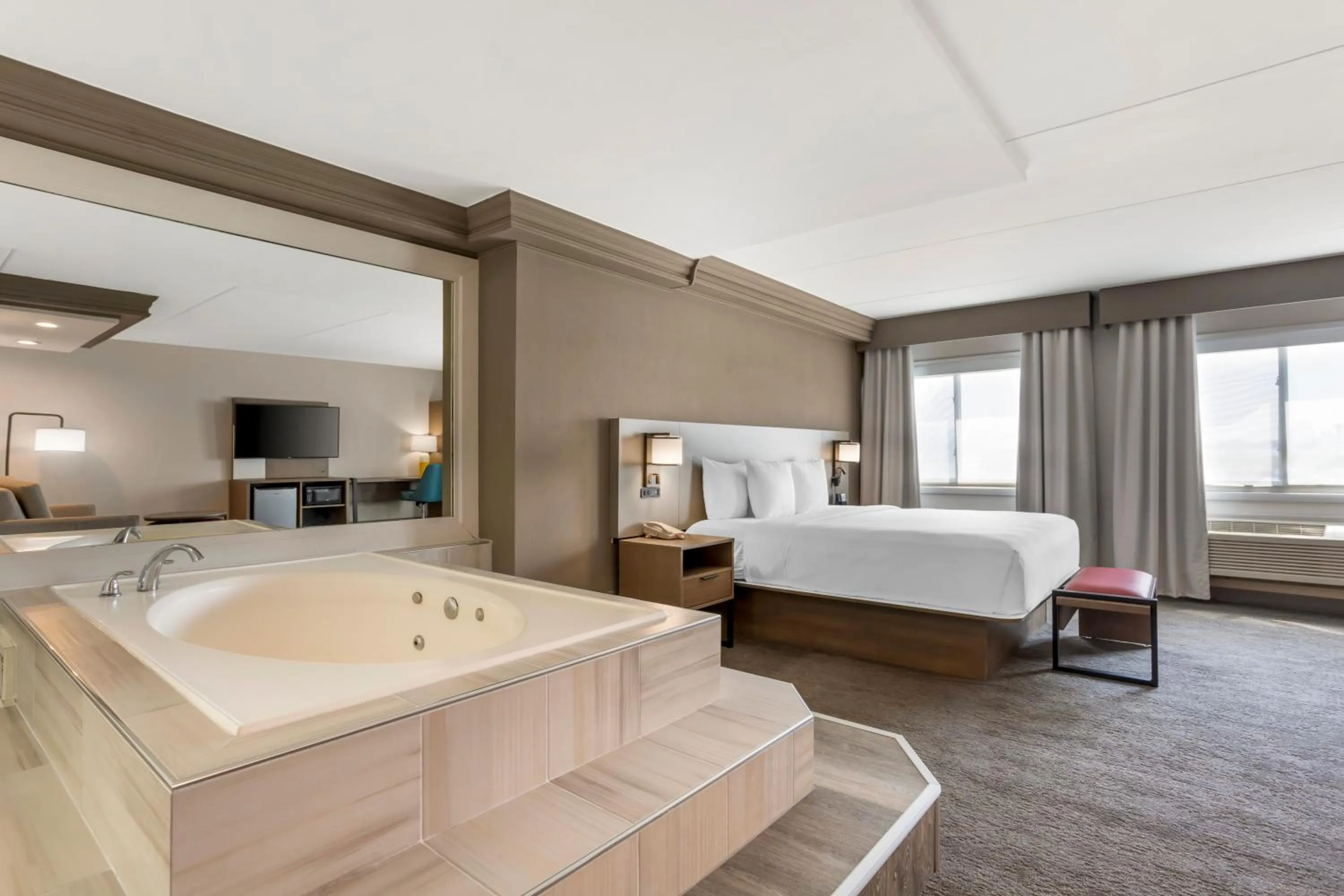 Photo of the whole room, Bed in Comfort Inn Edgewater on Hudson River