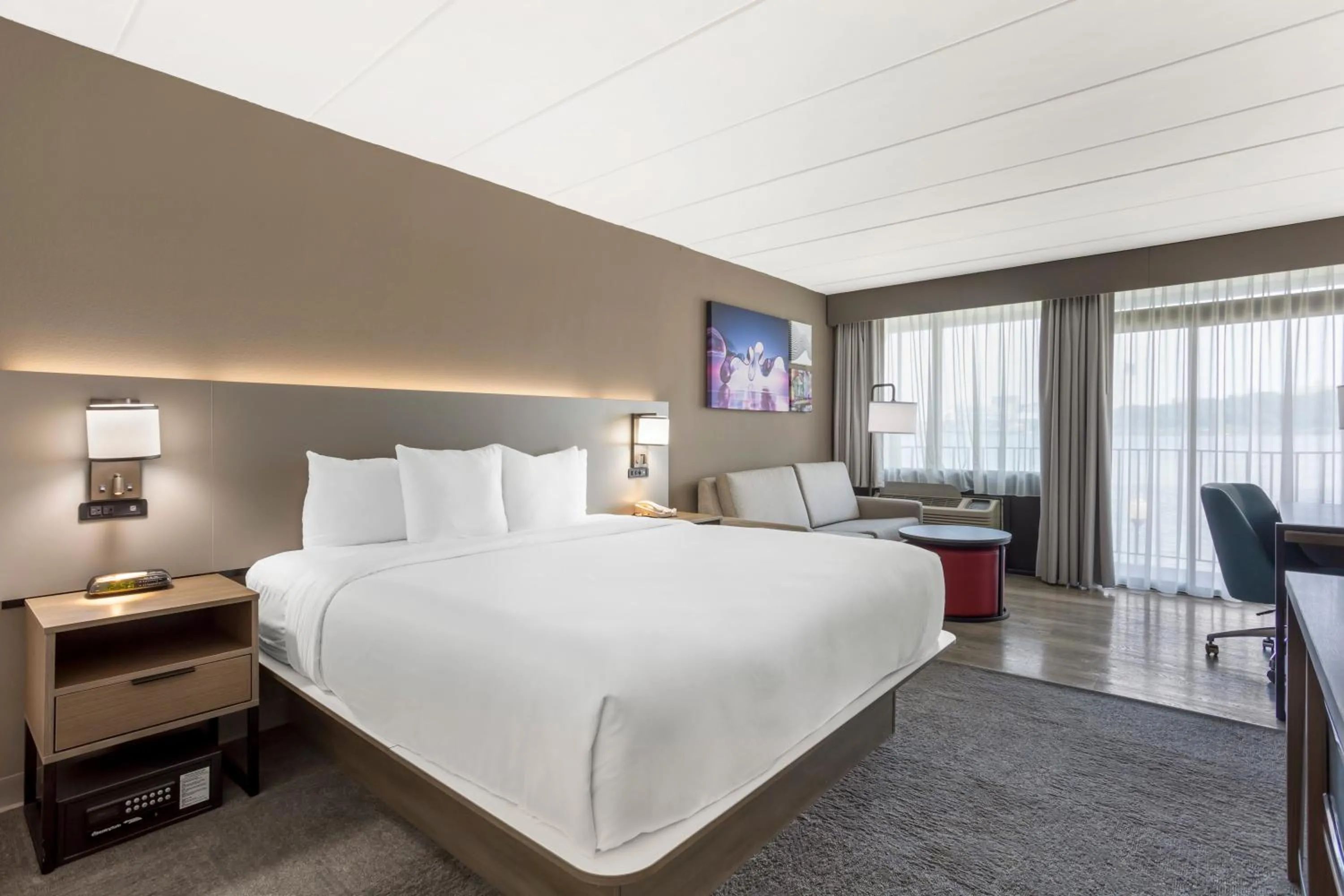 Bedroom, Bed in Comfort Inn Edgewater on Hudson River