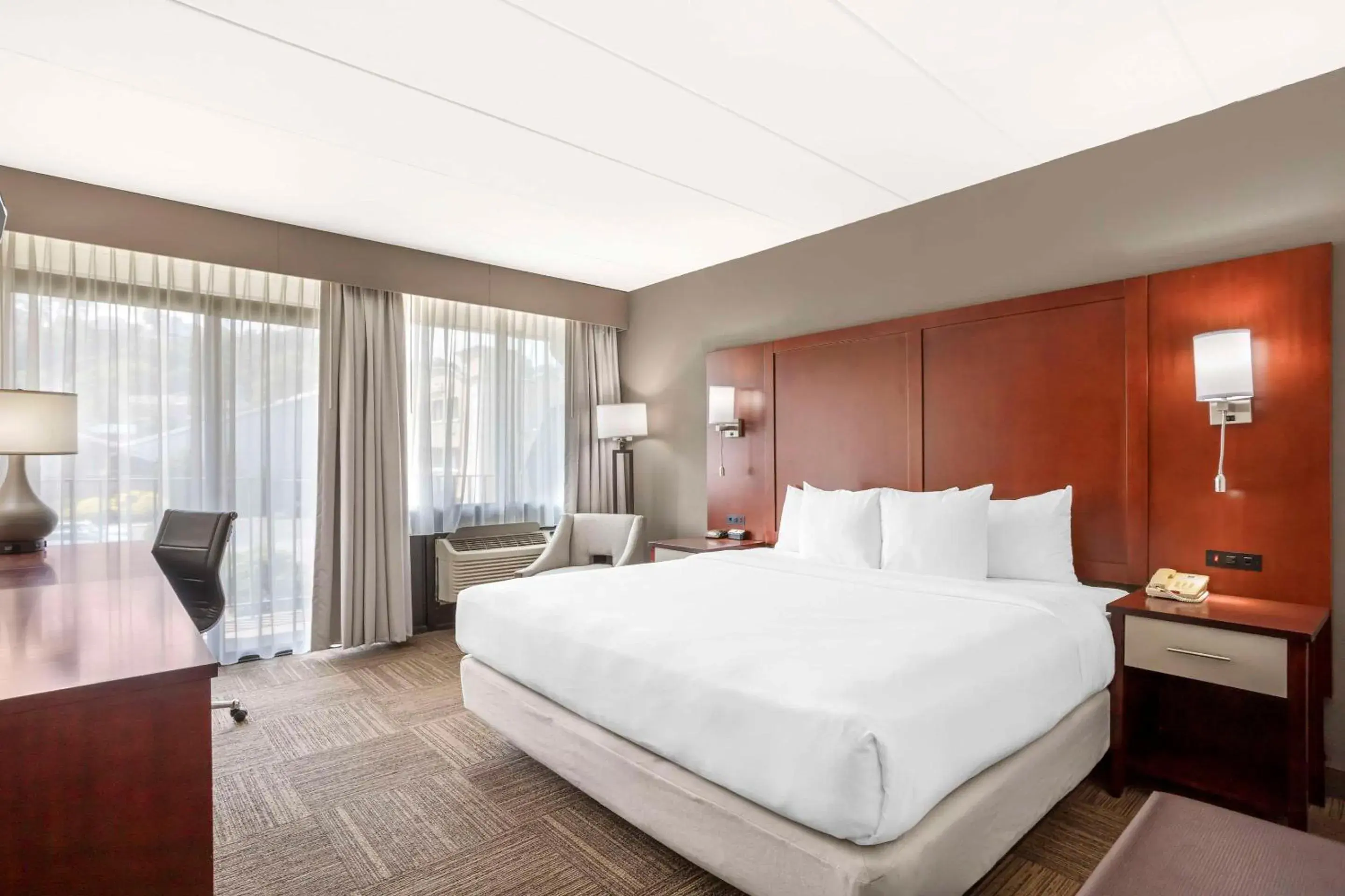 Bedroom, Bed in Comfort Inn Edgewater on Hudson River Bedroom, Bed in Comfort Inn Edgewater on Hudson River