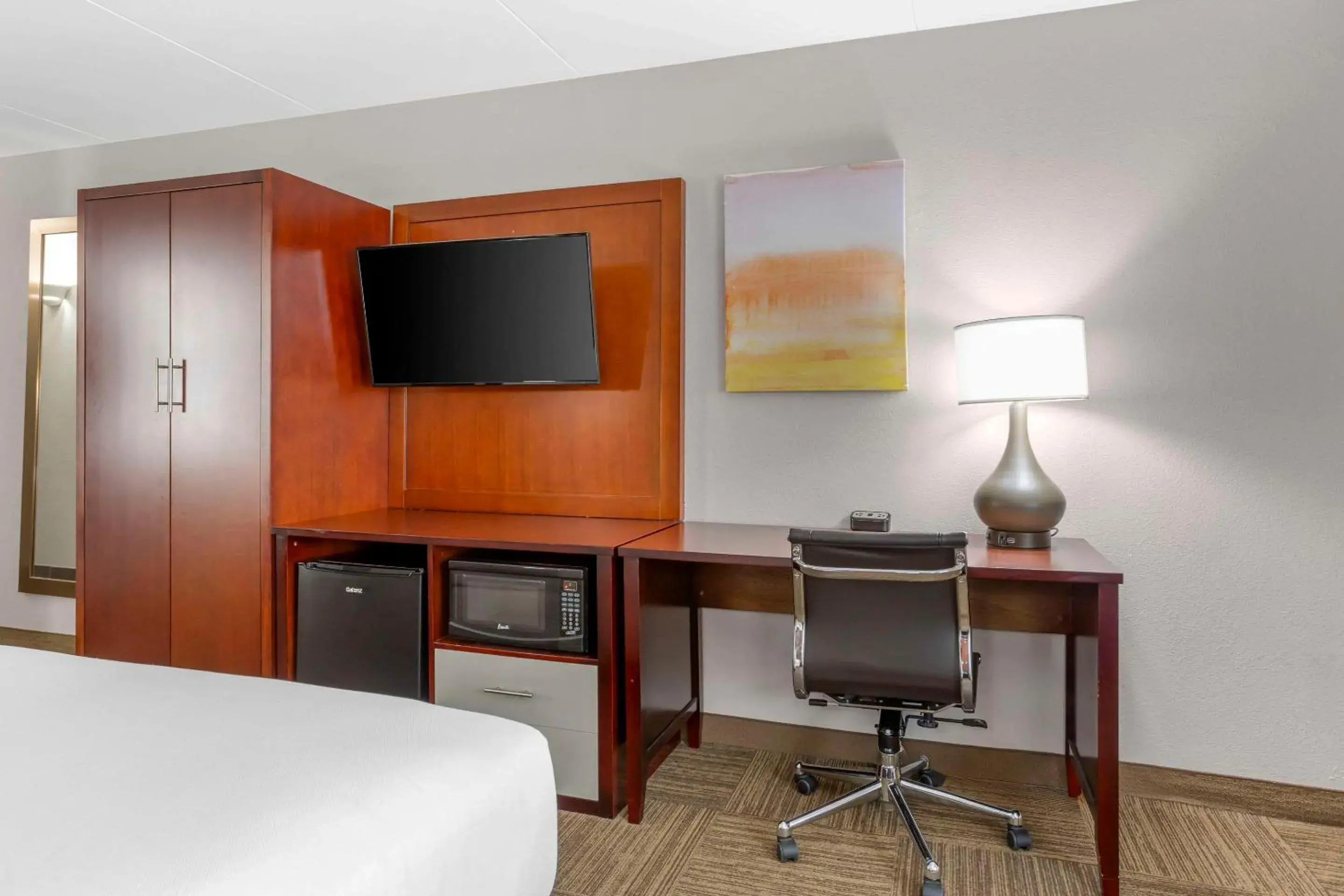 Bedroom, Bed in Comfort Inn Edgewater on Hudson River Bedroom, Bed in Comfort Inn Edgewater on Hudson River