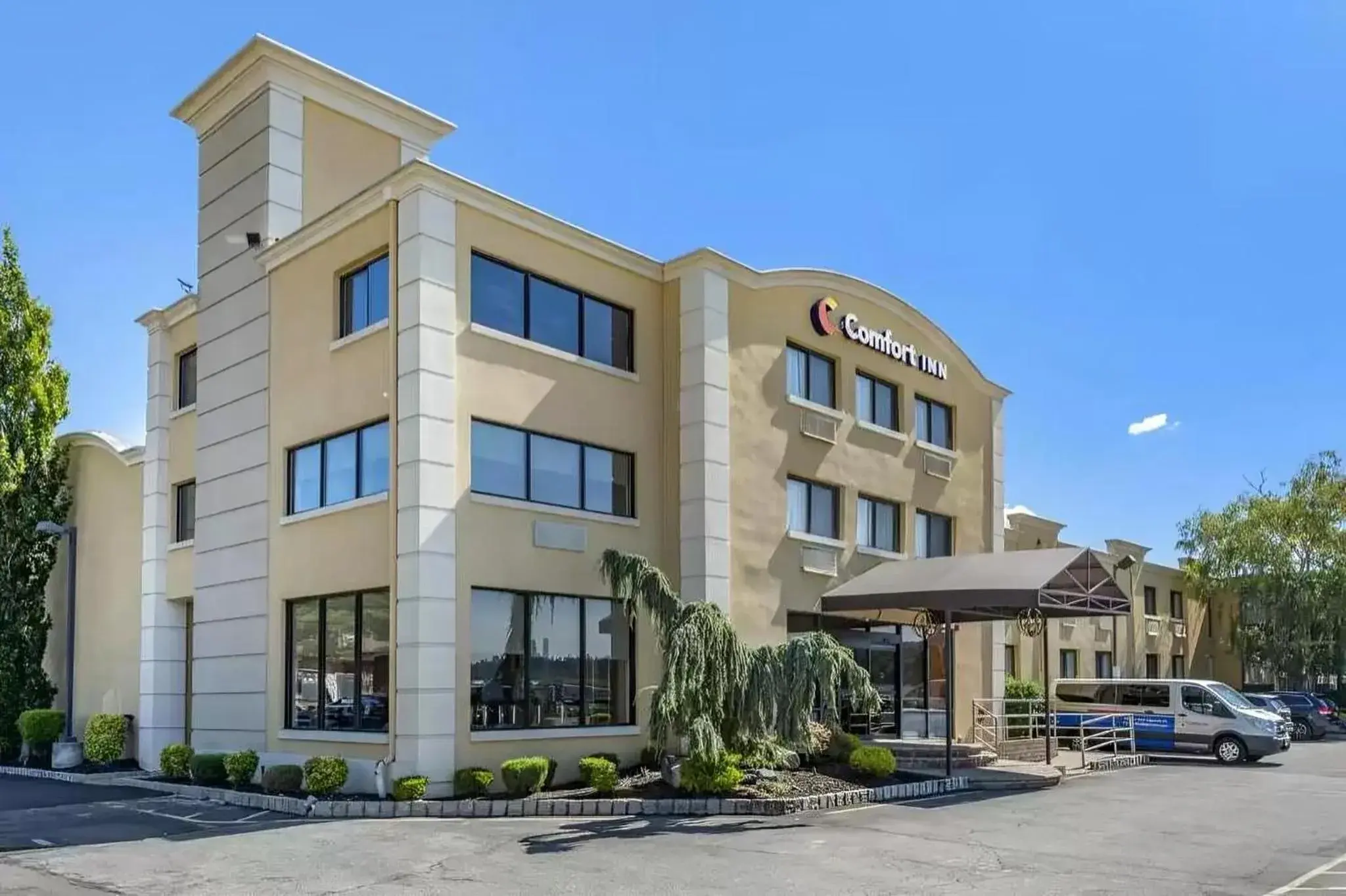 Property building in Comfort Inn Edgewater on Hudson River Property building in Comfort Inn Edgewater on Hudson River