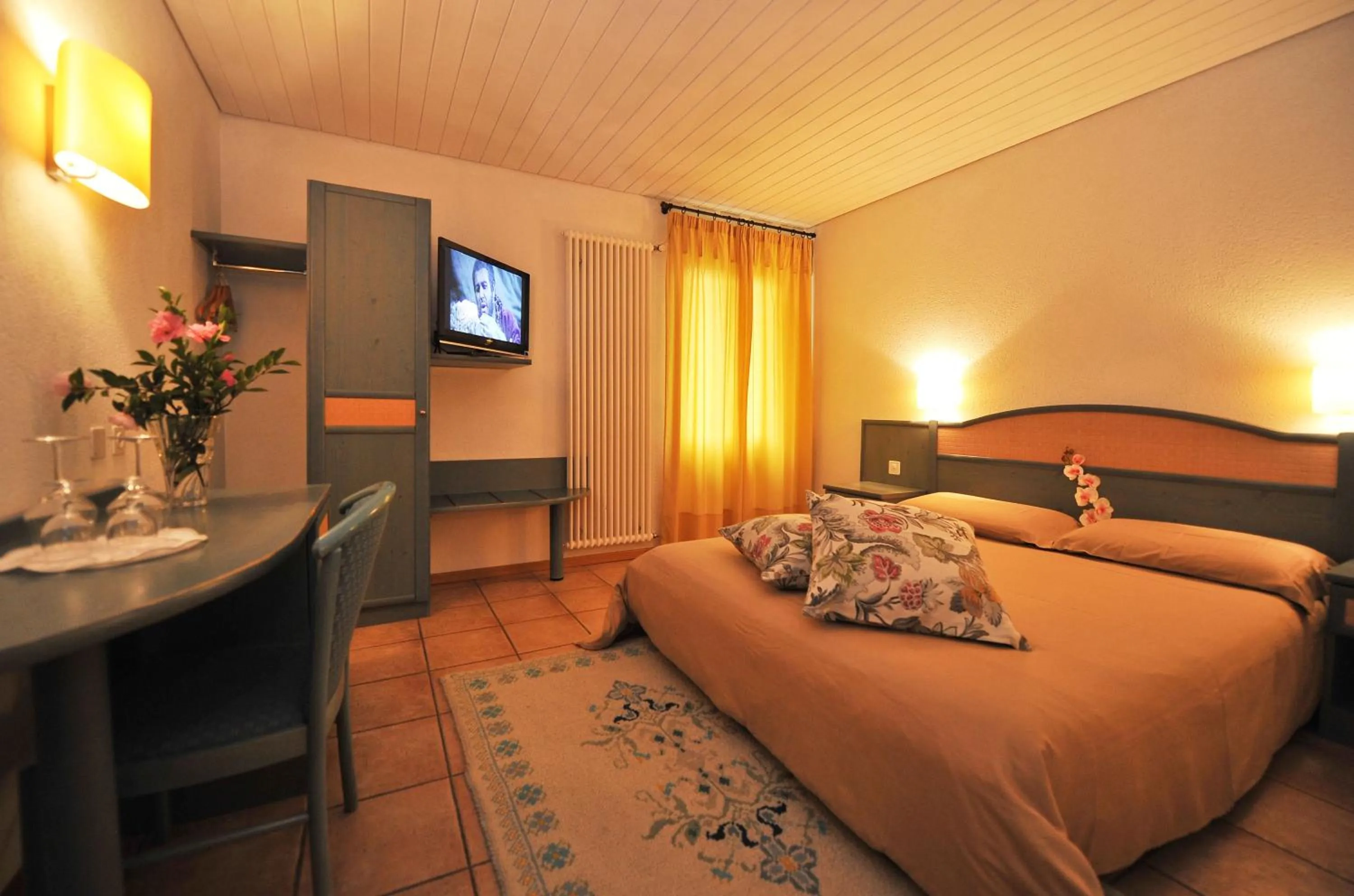 Photo of the whole room, Bed in Hotel Ristorante Grotto Serta