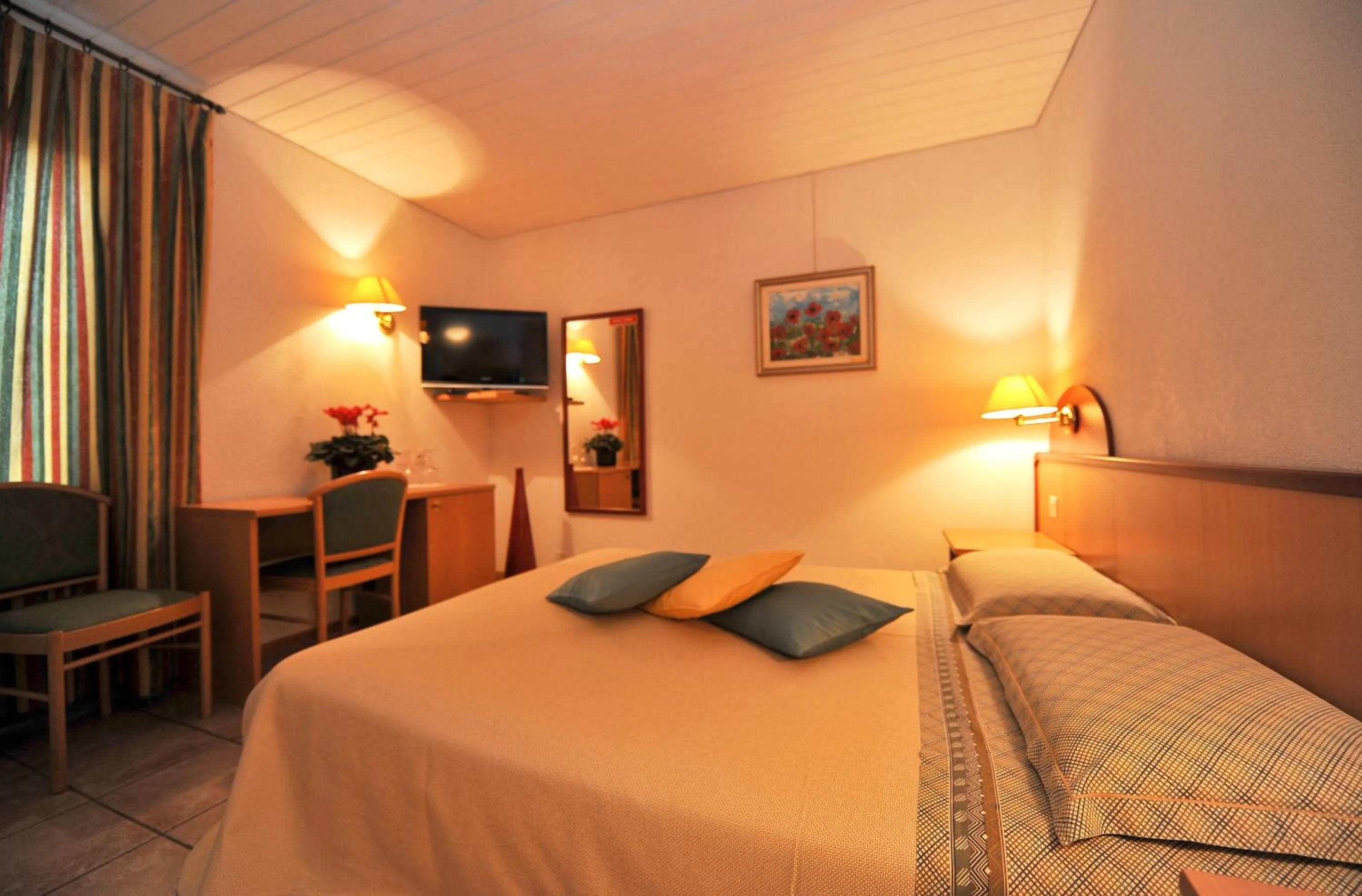 Photo of the whole room, Bed in Hotel Ristorante Grotto Serta