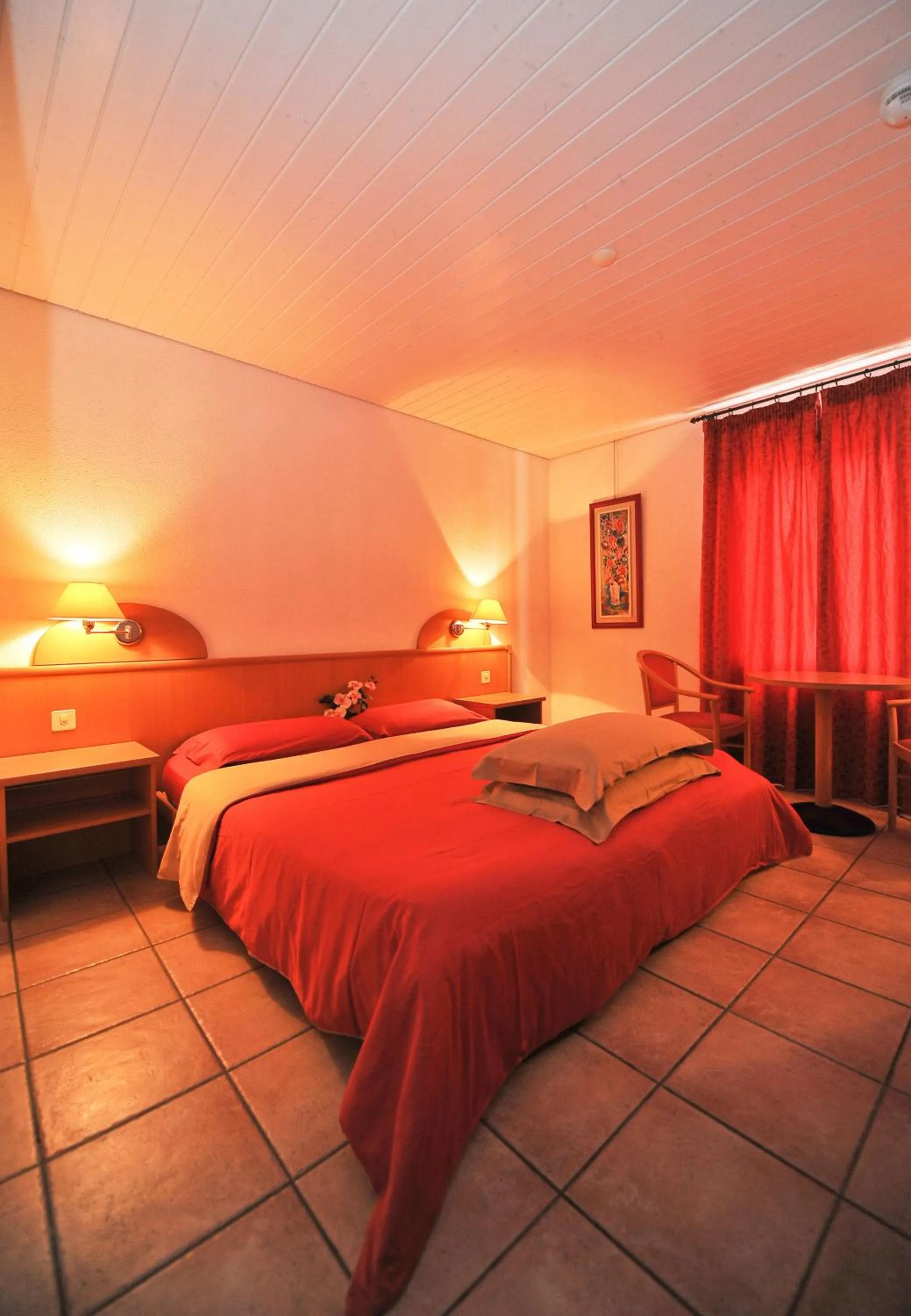 Photo of the whole room, Bed in Hotel Ristorante Grotto Serta