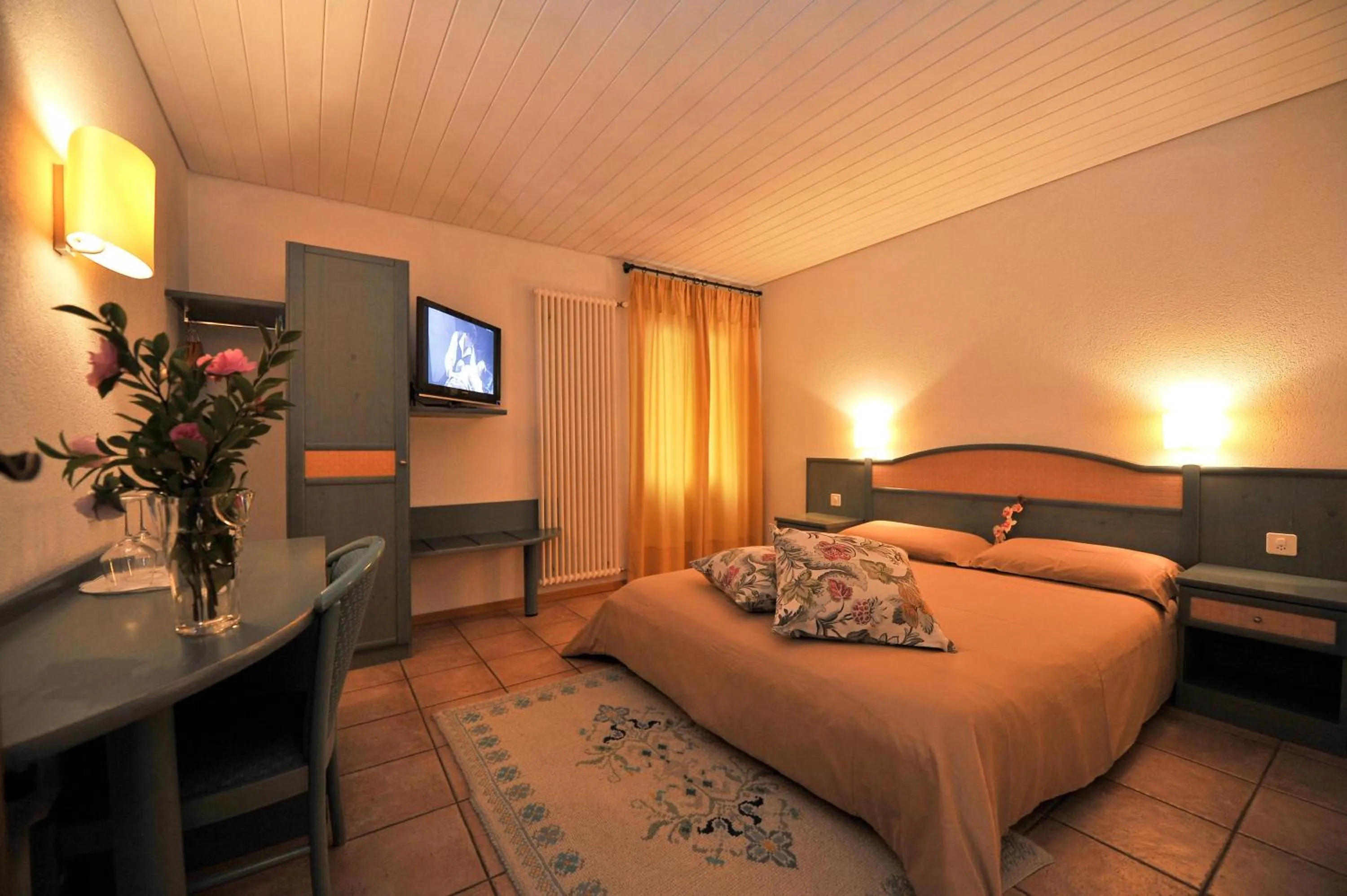 Photo of the whole room, Bed in Hotel Ristorante Grotto Serta