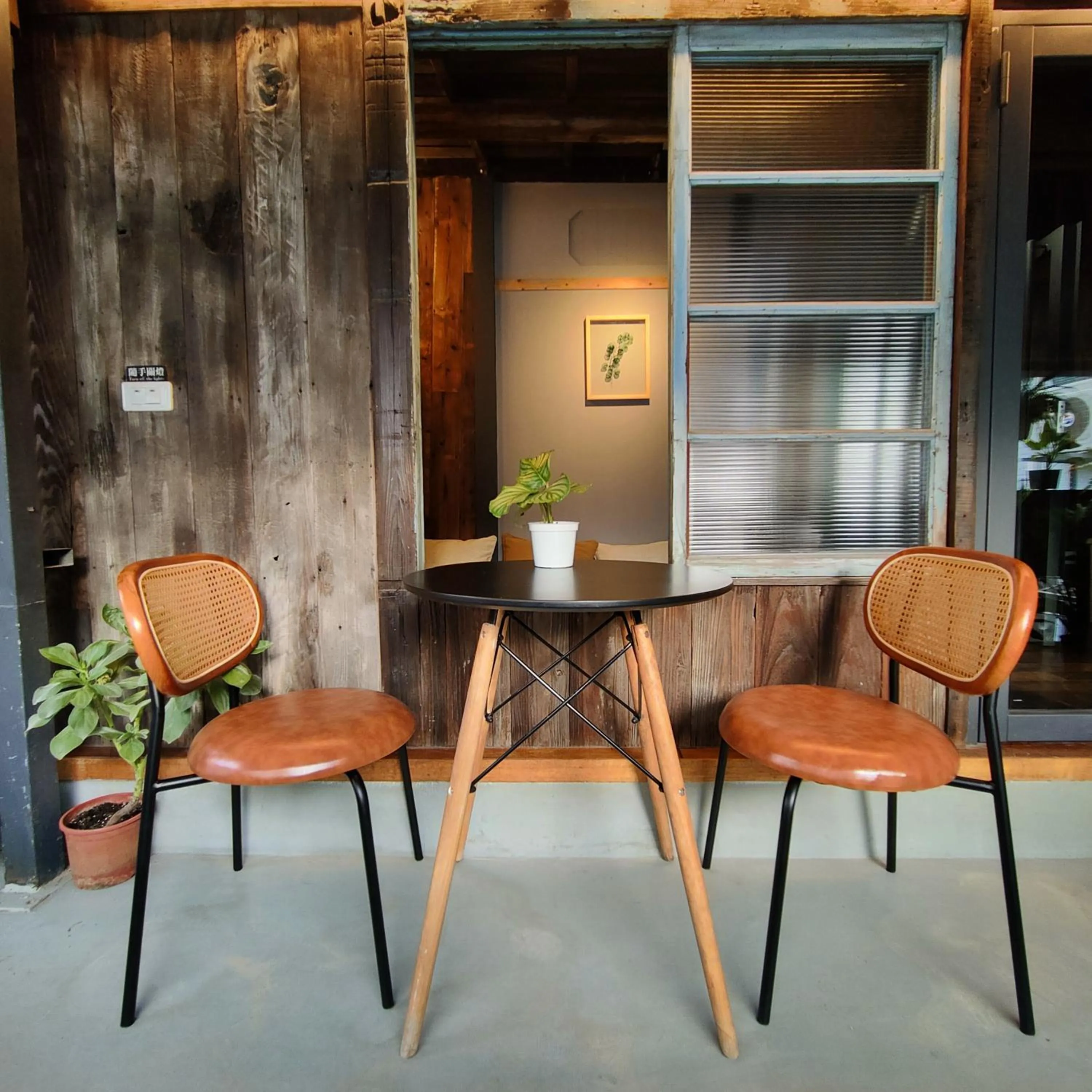 Communal lounge/ TV room in Jerry's Mazehut Hostel