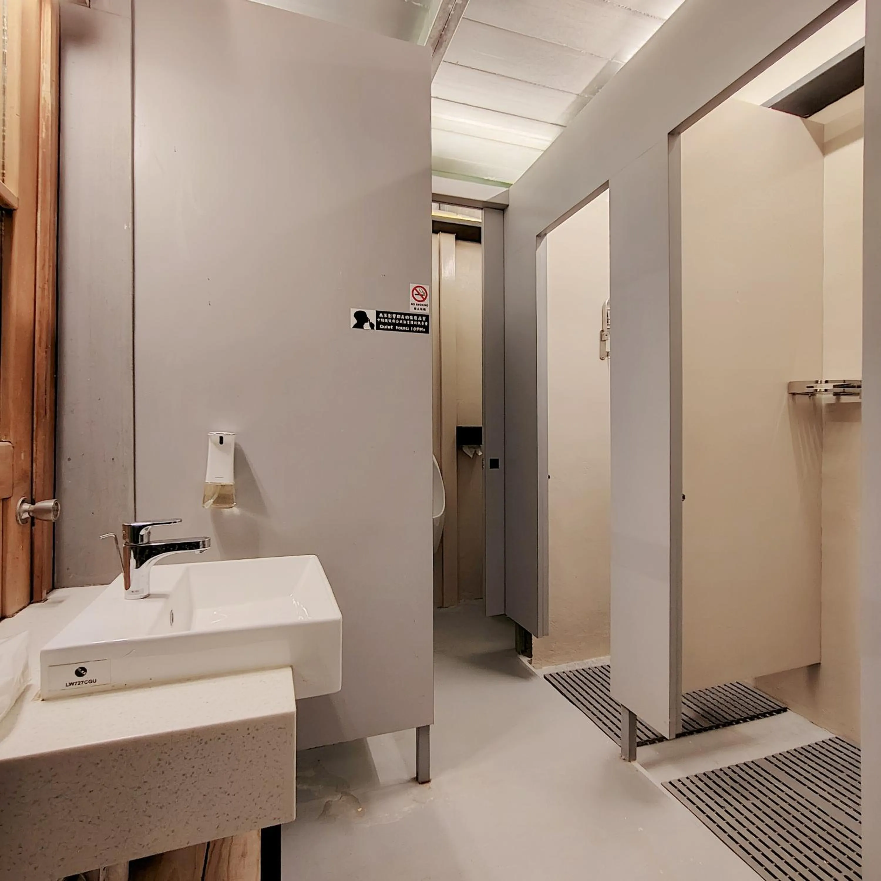 Shower in Jerry's Mazehut Hostel