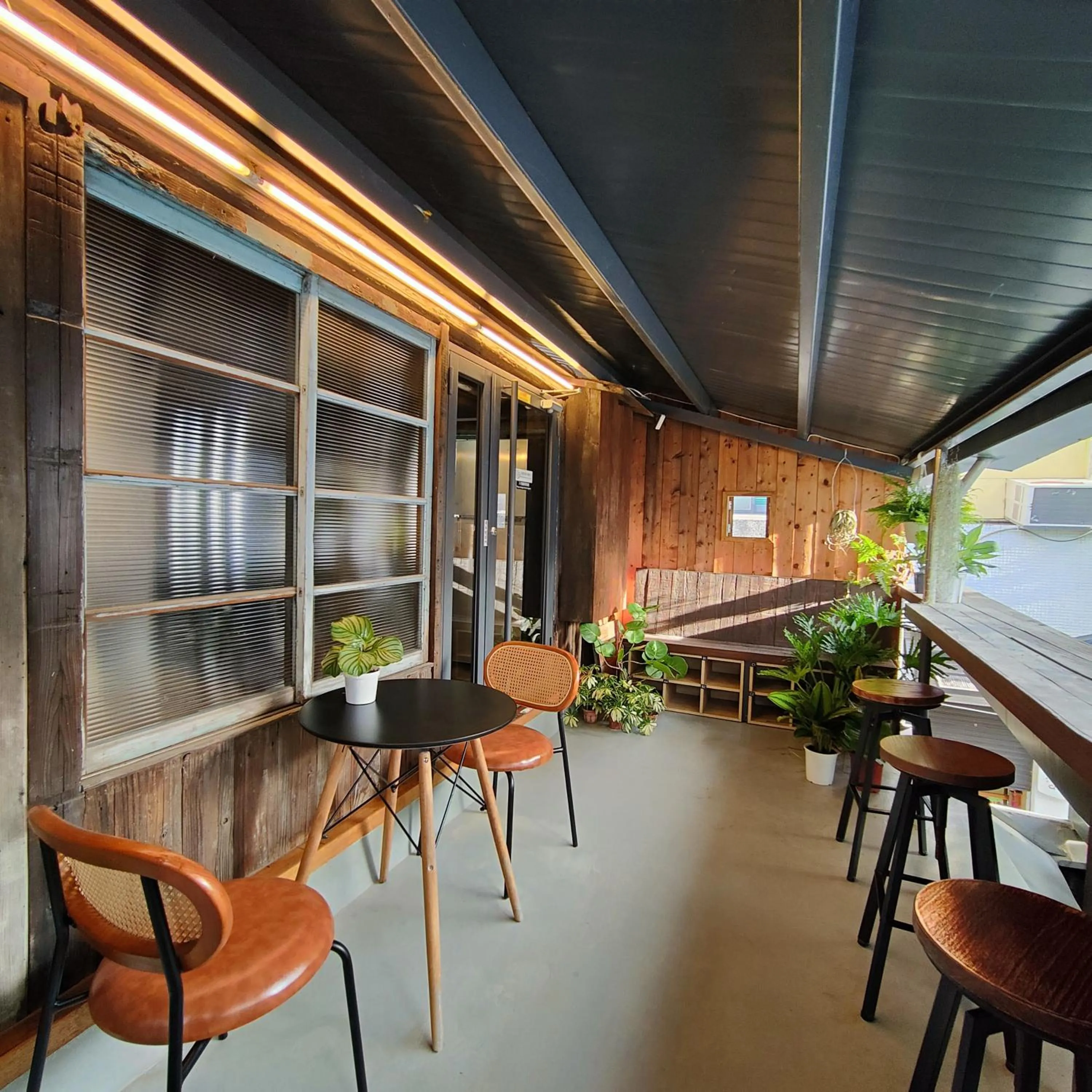 Communal lounge/ TV room in Jerry's Mazehut Hostel